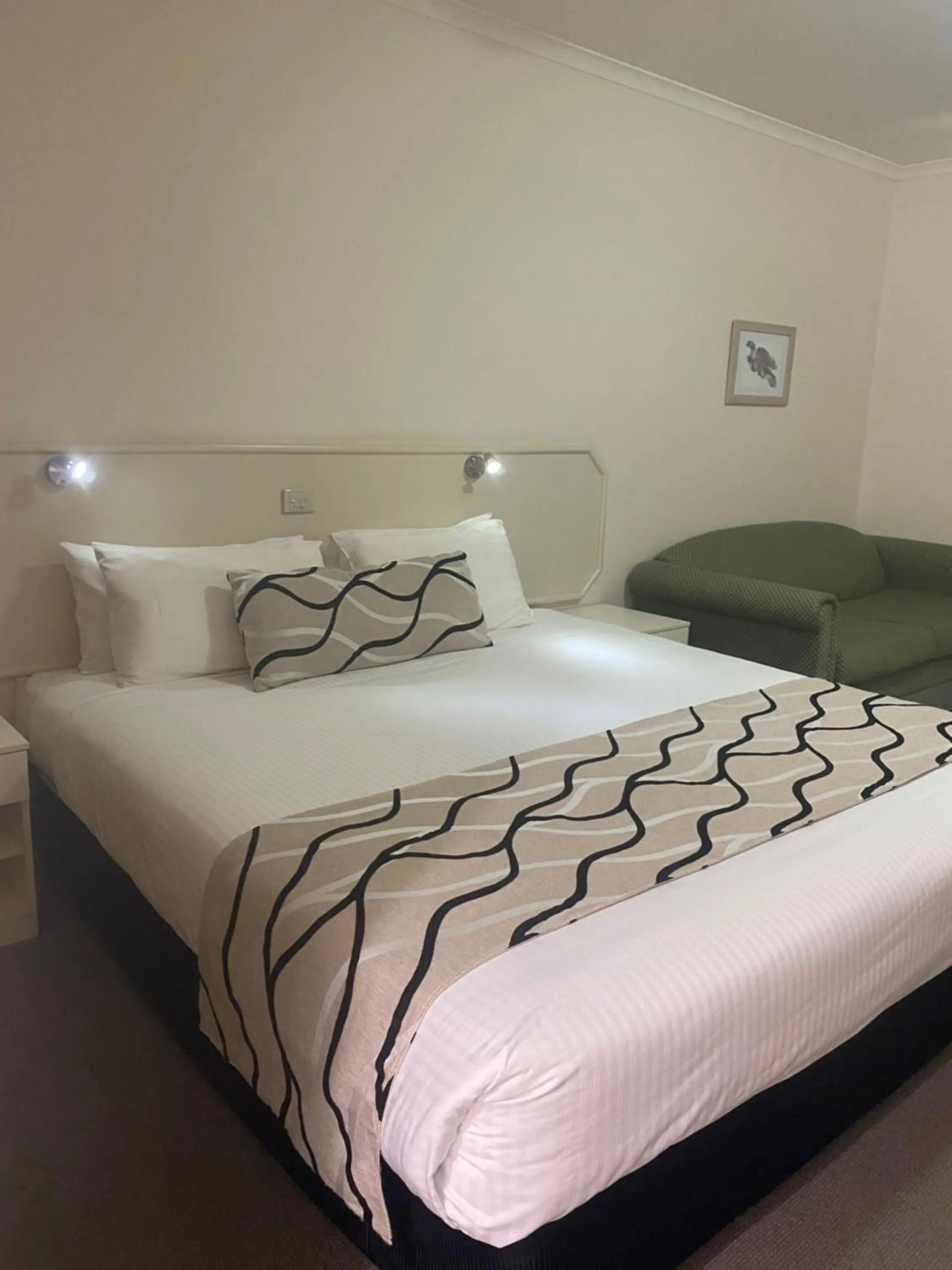 Bed in Deniliquin Country Club Motor Inn