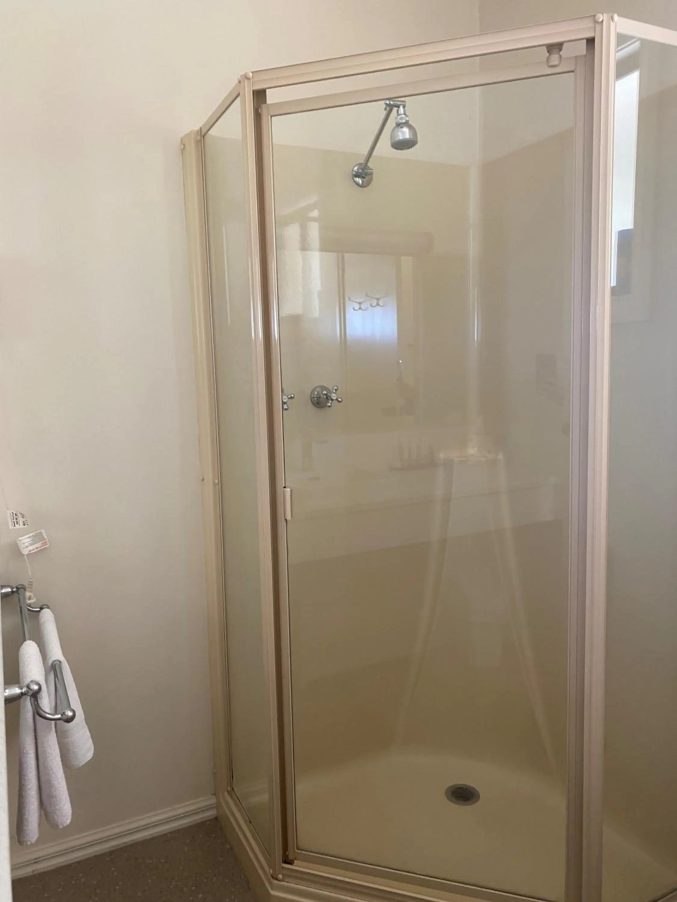 Shower in Deniliquin Country Club Motor Inn