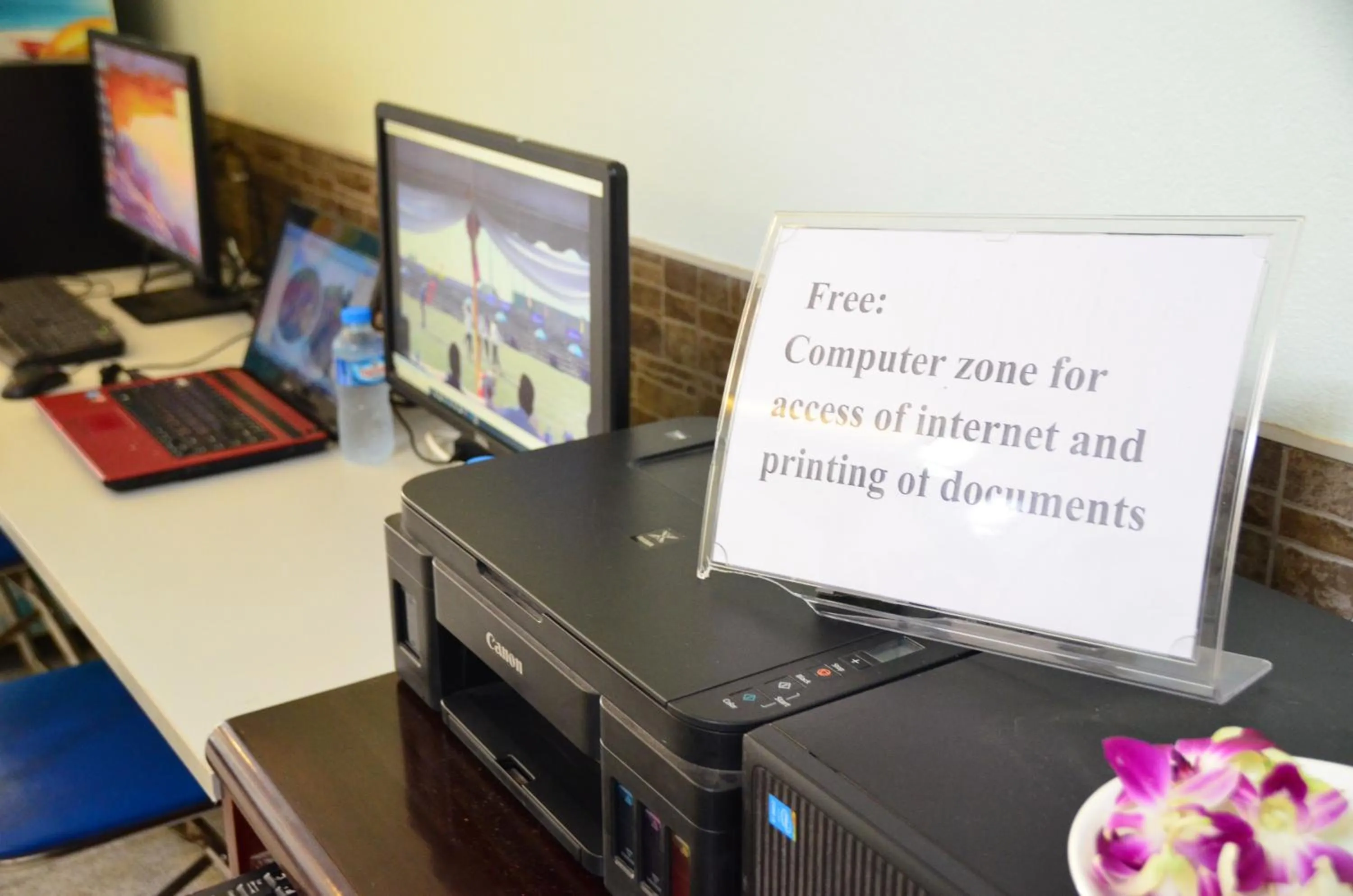 Communal lounge/ TV room in Hoang Kim Hotel