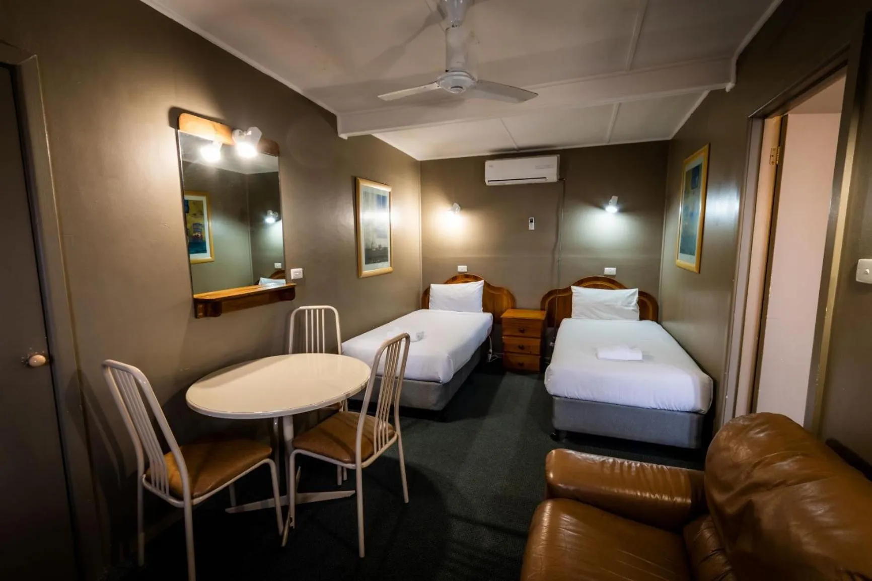 Bathroom, Bed in Ardeanal Motel