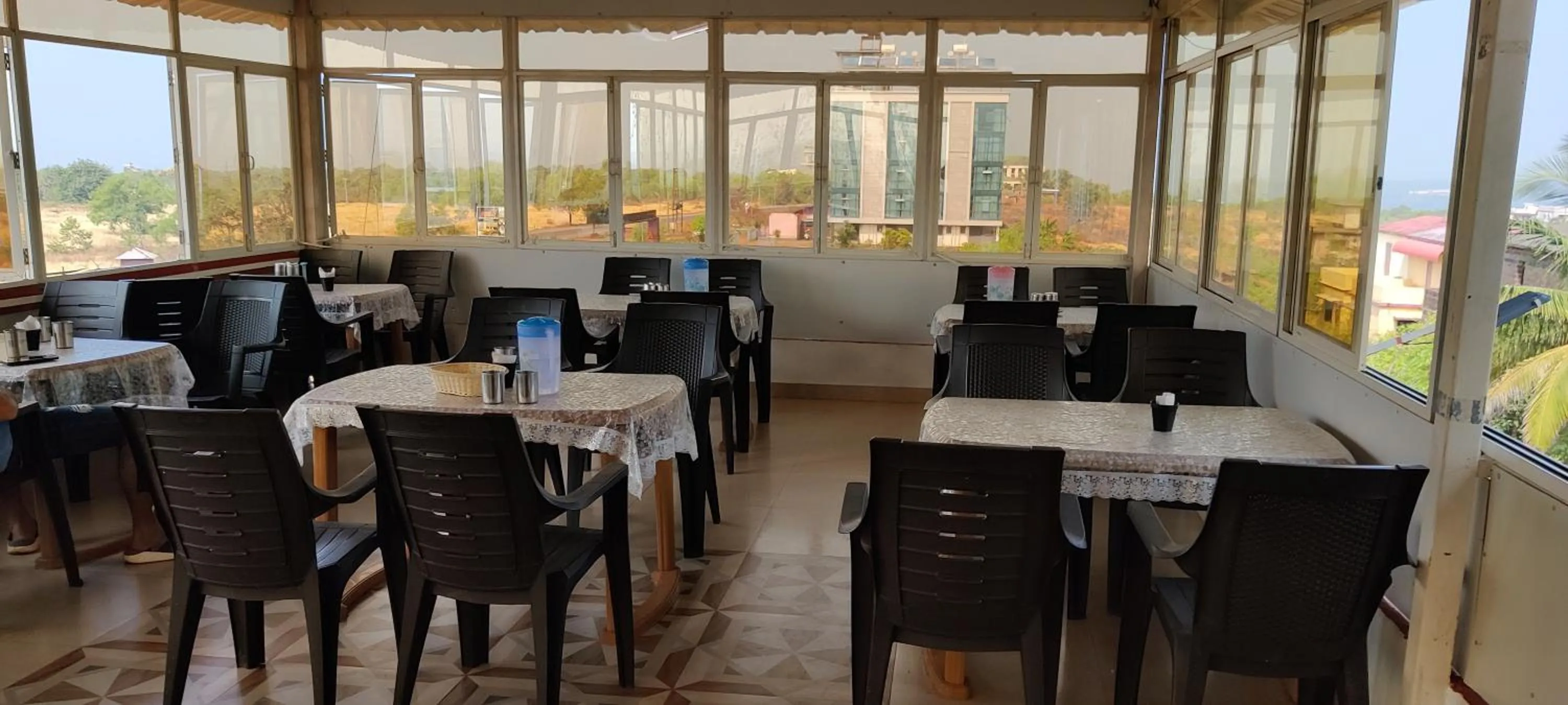 Restaurant/places to eat in Redstone House by Oxystays Hospitality