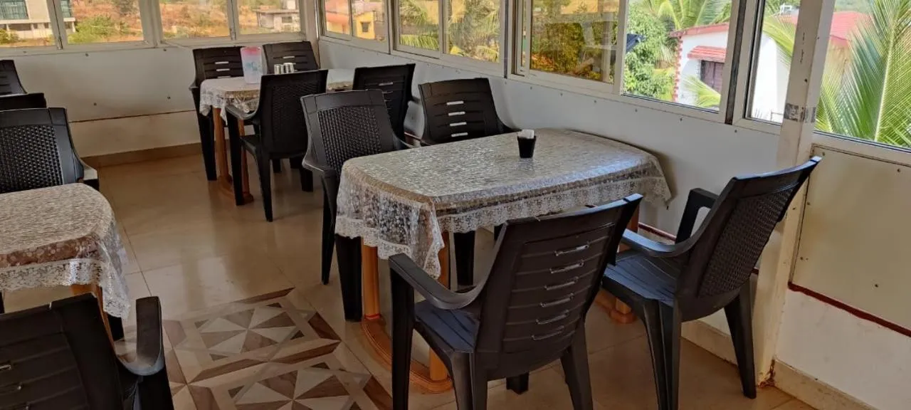 Restaurant/places to eat in Redstone House by Oxystays Hospitality