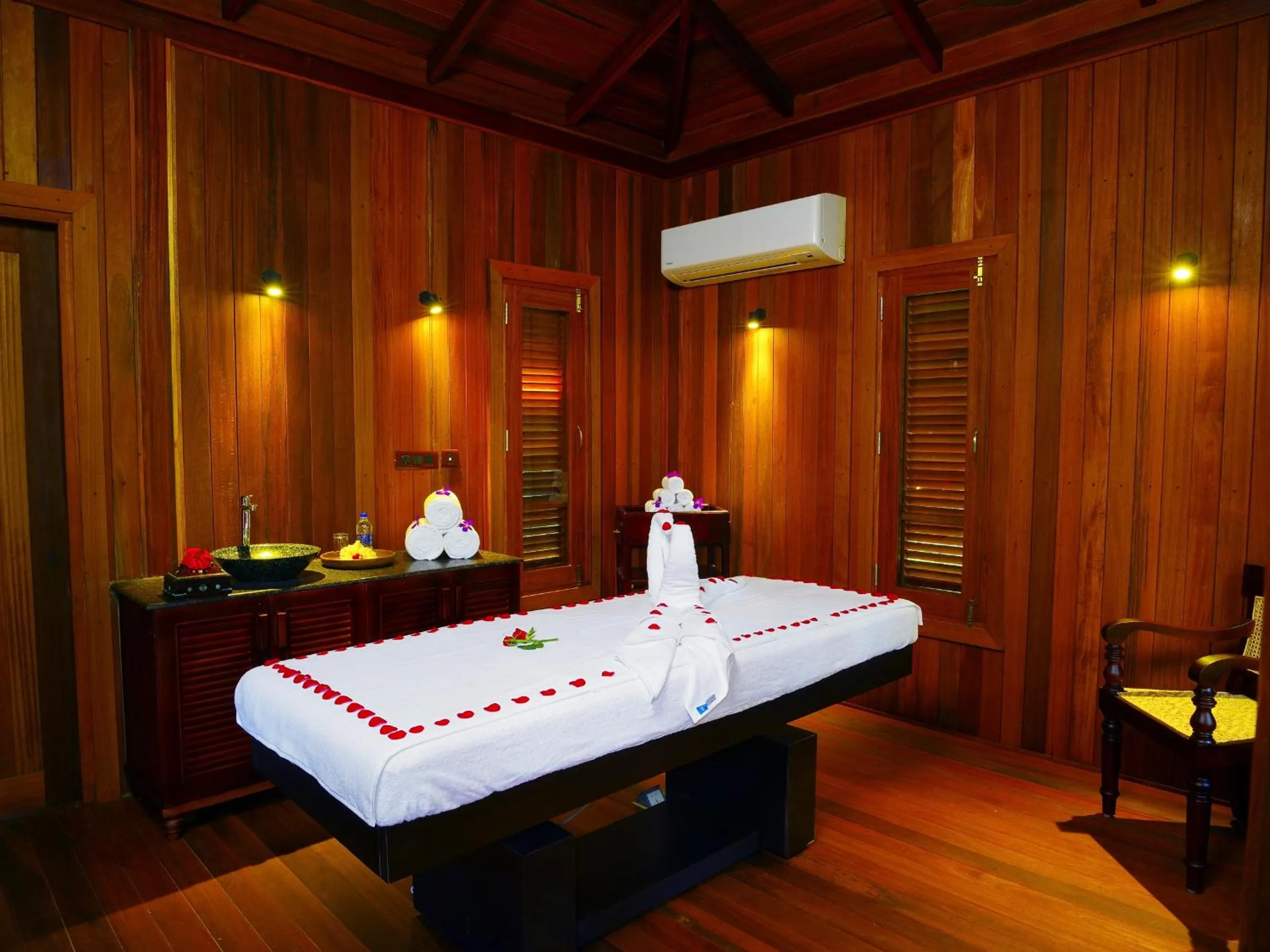 Massage in Niraamaya Retreats Cardamom Club