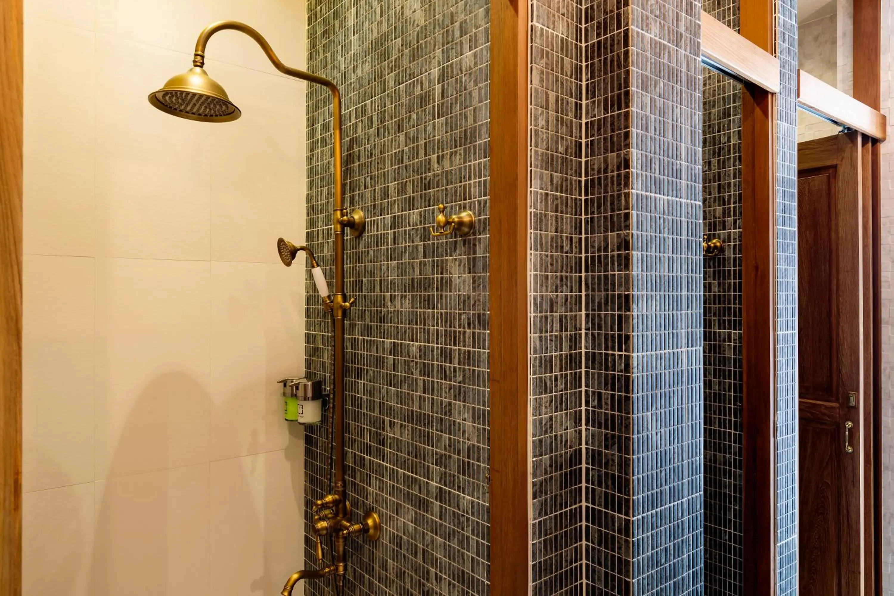 Shower in Khunluang Hostel