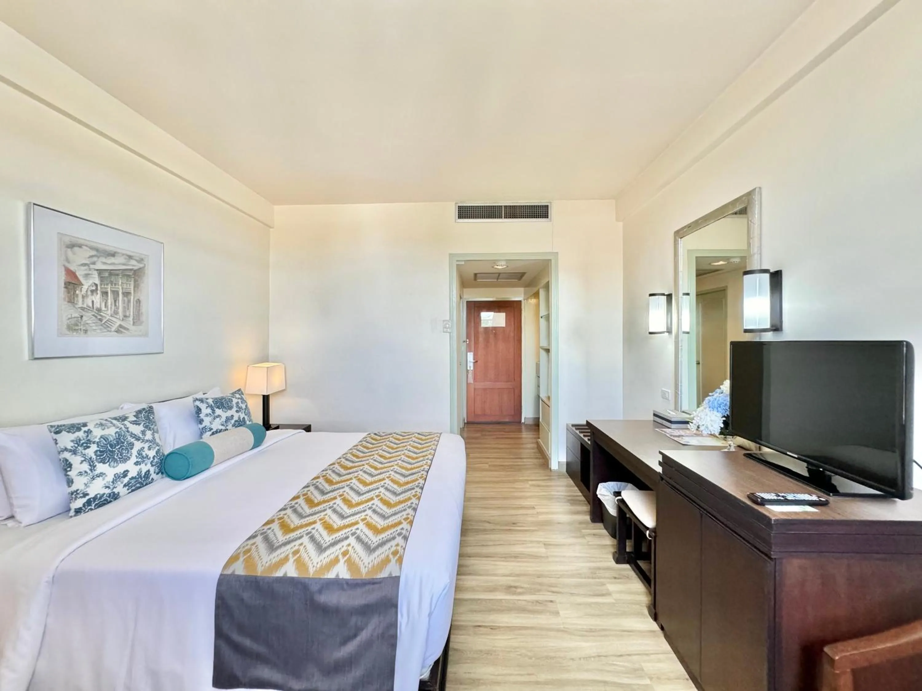 Bedroom, Bed in Phuket Merlin Hotel