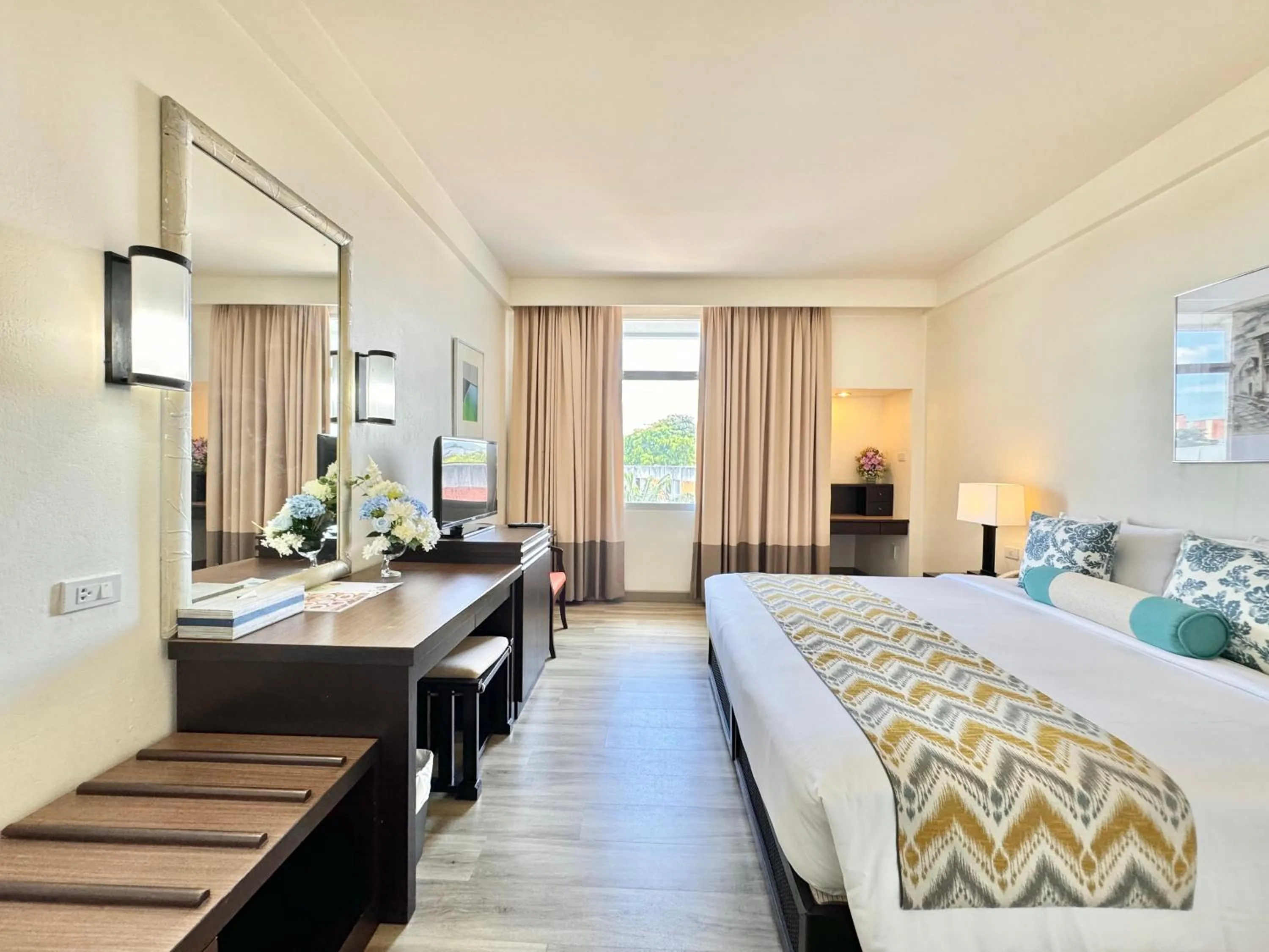 Bedroom, Bed in Phuket Merlin Hotel