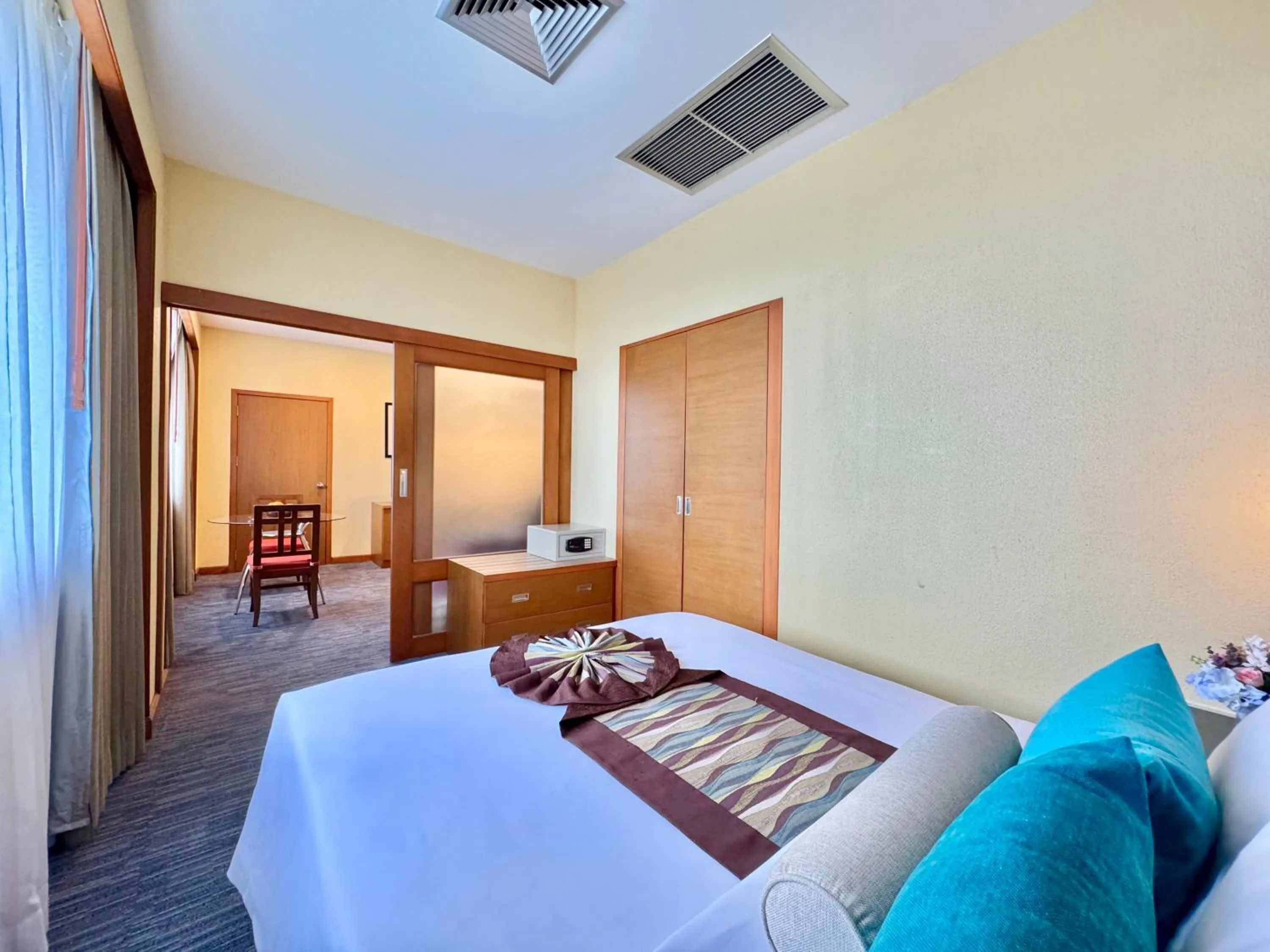 Bedroom, Bed in Phuket Merlin Hotel