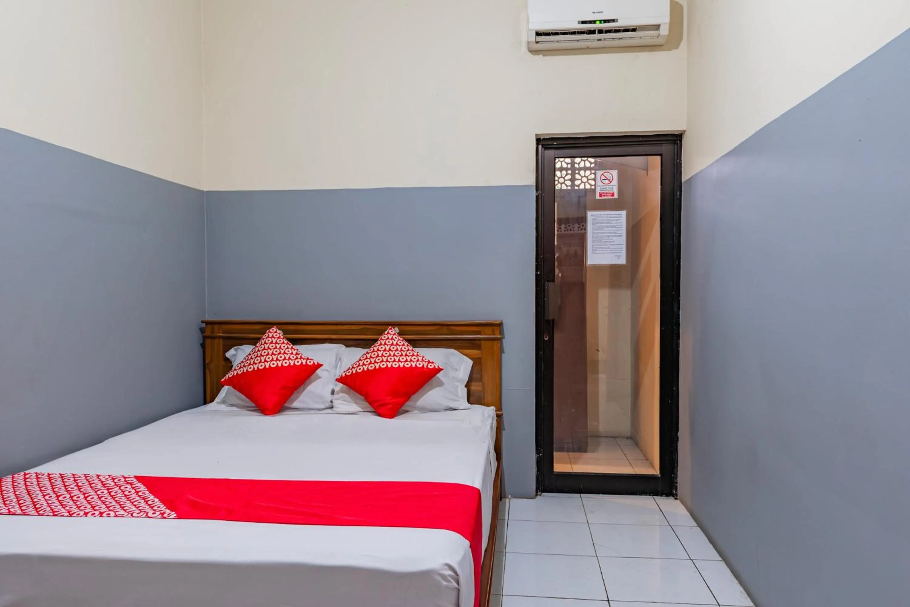 Bedroom, Bed in Hotel O Ilir Barar I Near Rumah Sakit Islam Siti Khadijah Formerly Maleo Hotel