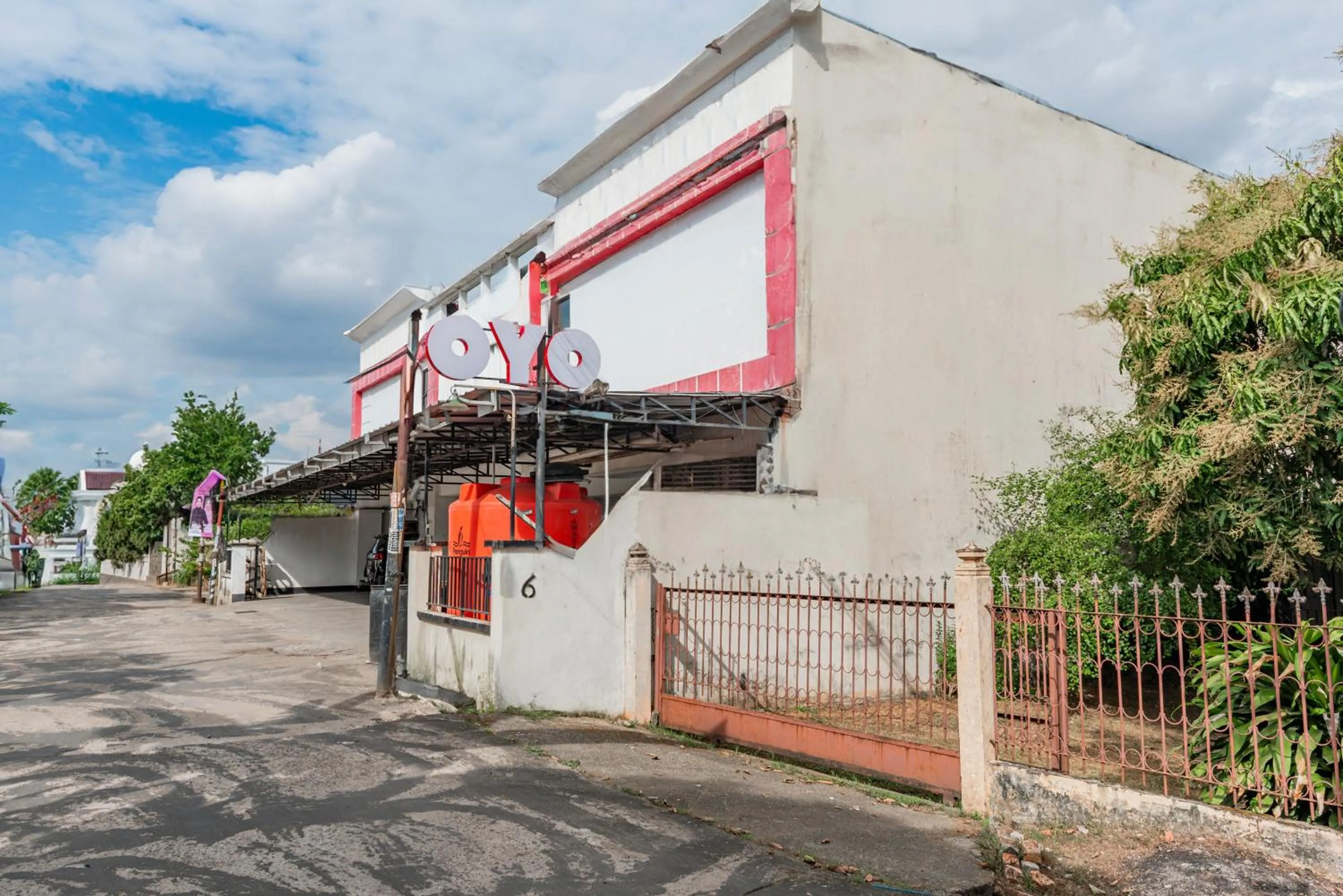 Facade/entrance in Hotel O Ilir Barar I Near Rumah Sakit Islam Siti Khadijah Formerly Maleo Hotel