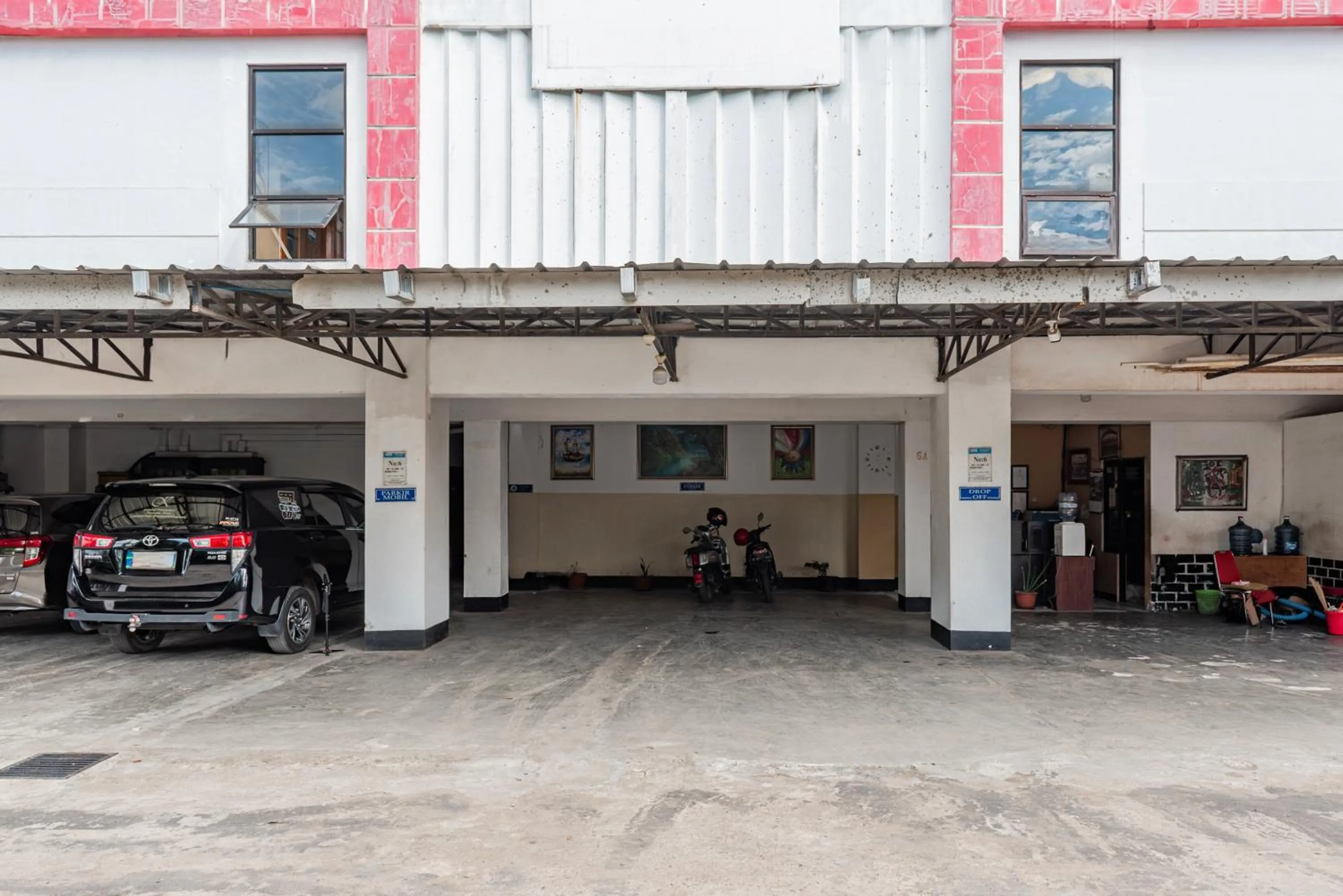 Facade/entrance in Hotel O Ilir Barar I Near Rumah Sakit Islam Siti Khadijah Formerly Maleo Hotel