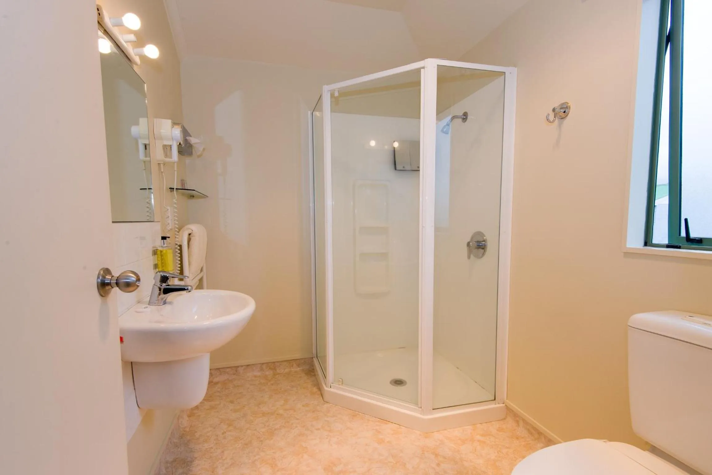 Bathroom in Hamilton Settlers Motor lodge