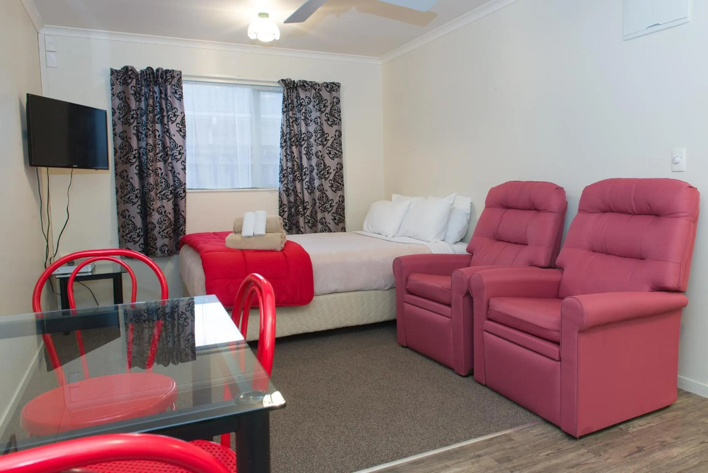 Living room in Hamilton Settlers Motor lodge