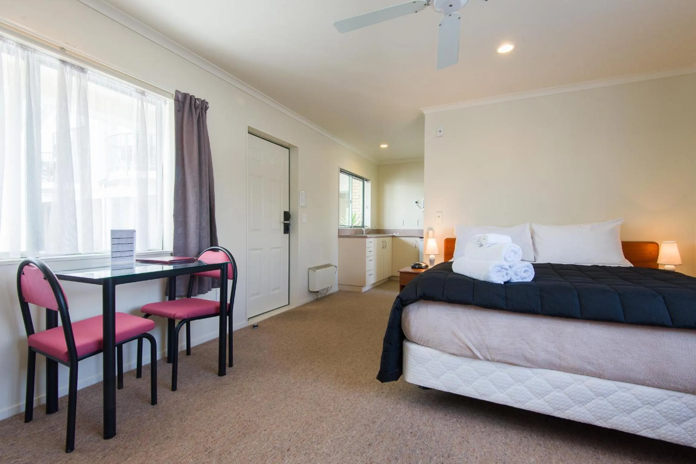 Living room, Bed in Hamilton Settlers Motor lodge
