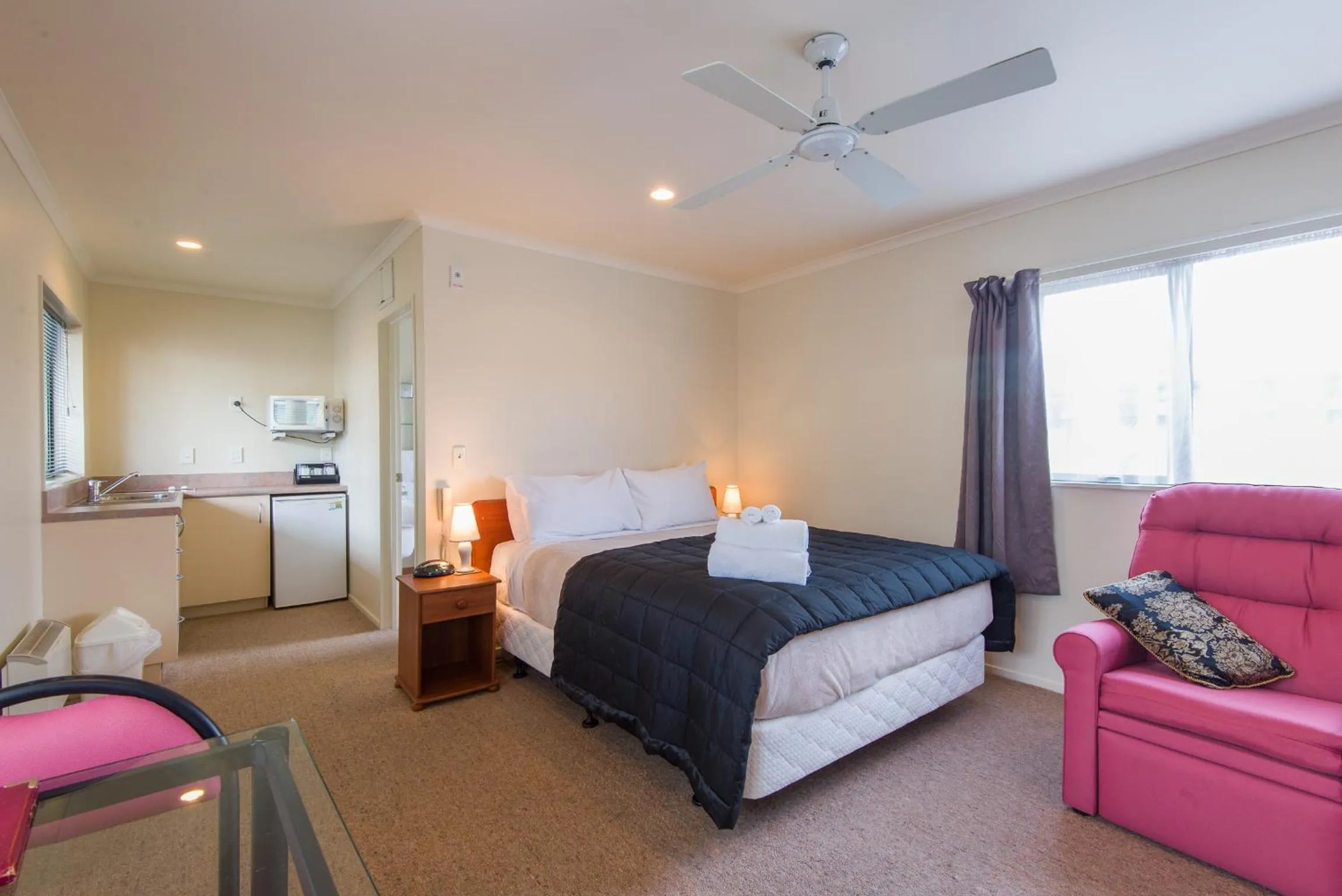 Kitchen or kitchenette, Bed in Hamilton Settlers Motor lodge