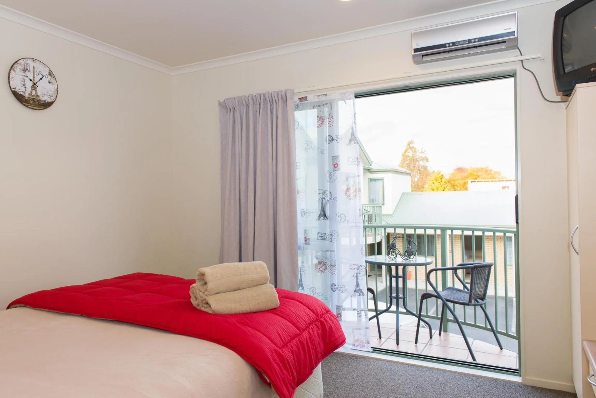 Balcony/Terrace, Bed in Hamilton Settlers Motor lodge