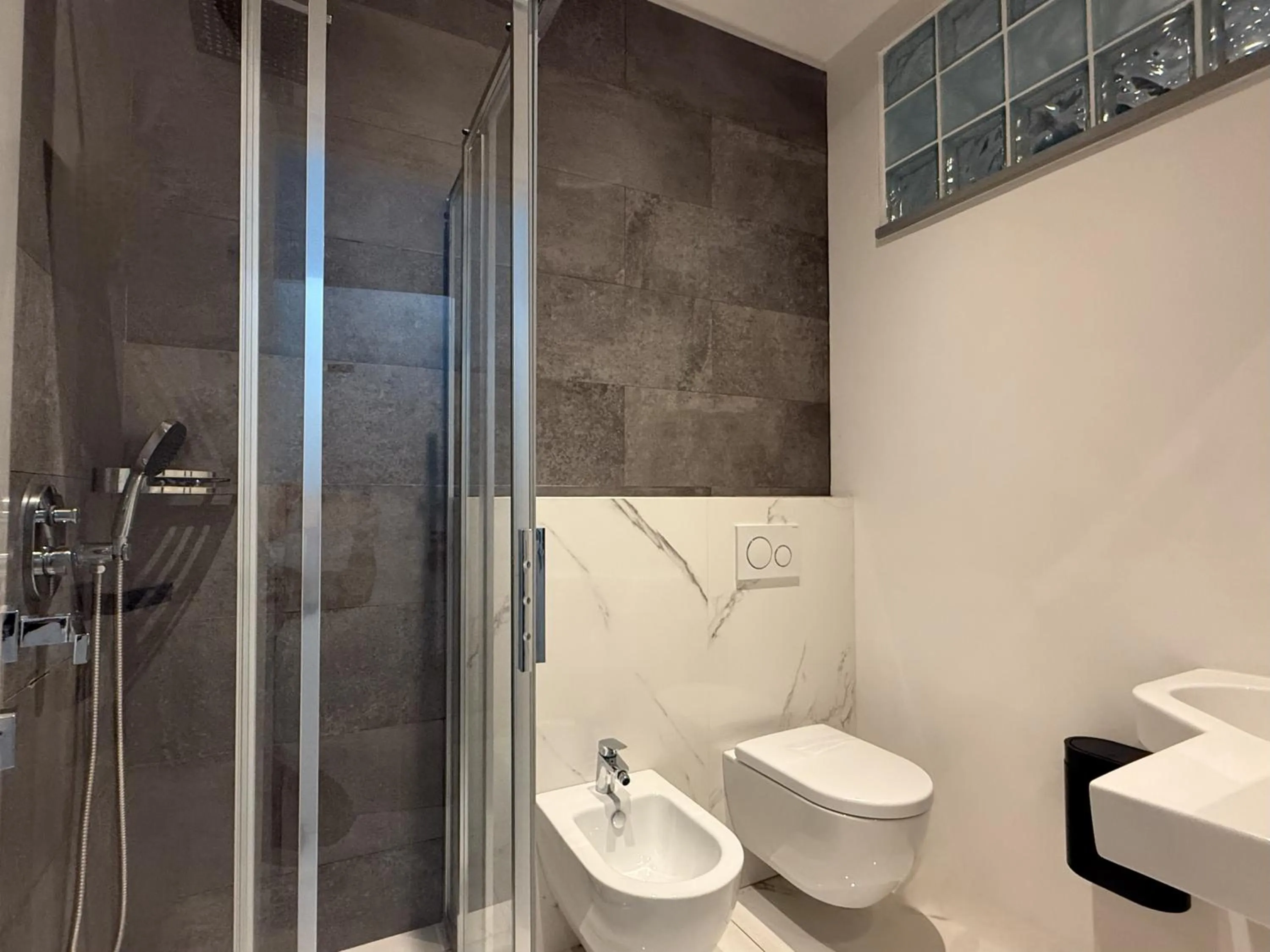 Shower in San Frediano Boutique