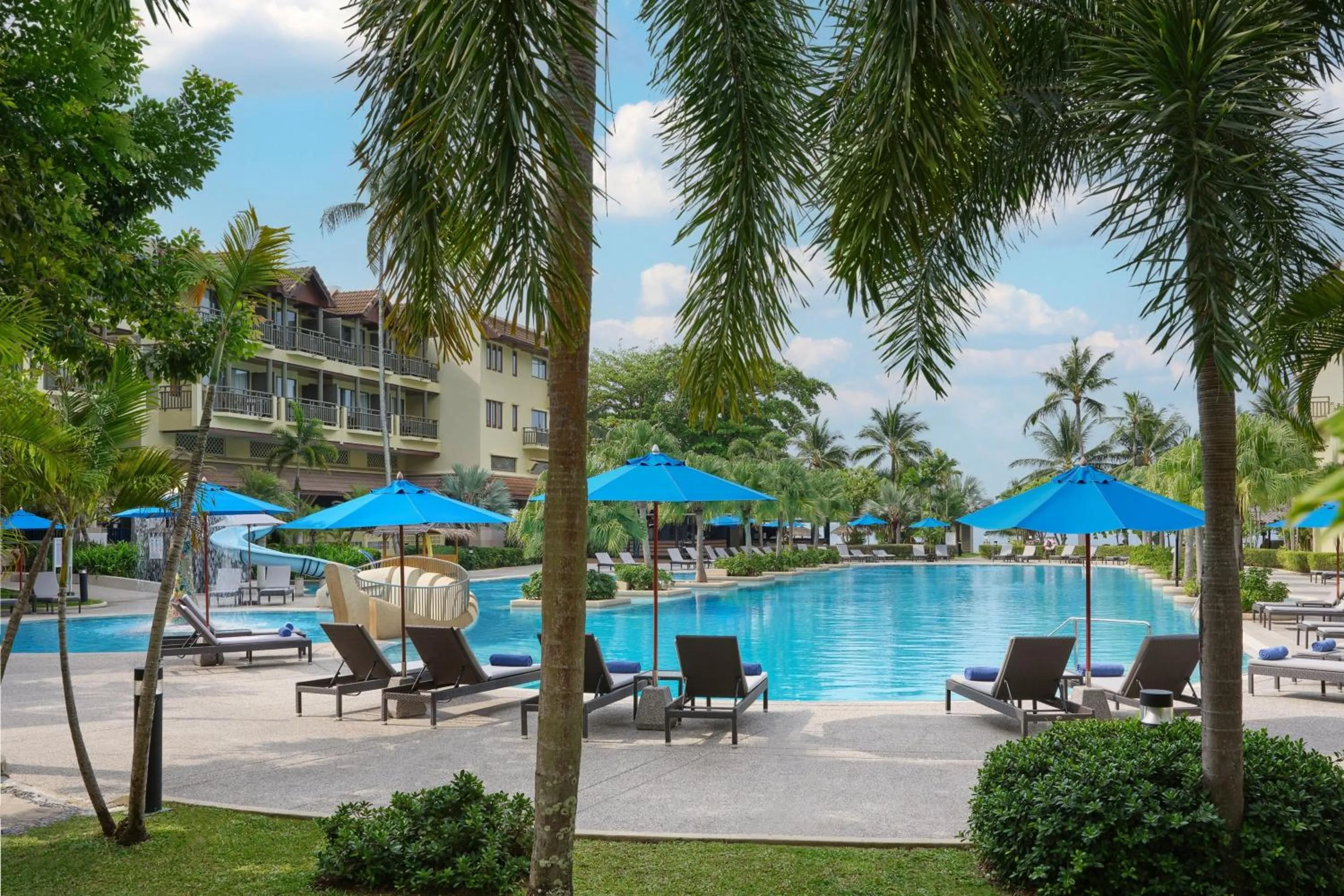 Swimming pool in Phuket Marriott Resort & Spa, Merlin Beach