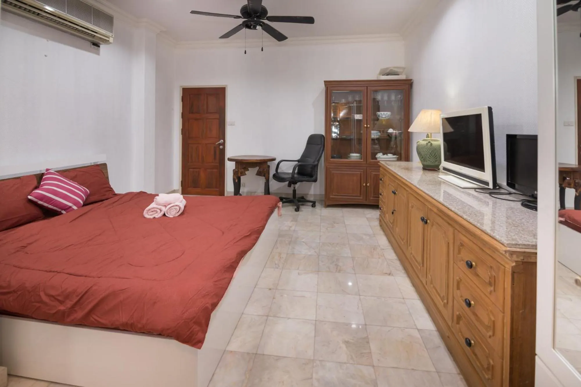 TV and multimedia, Bed in Siri Villas Pattaya
