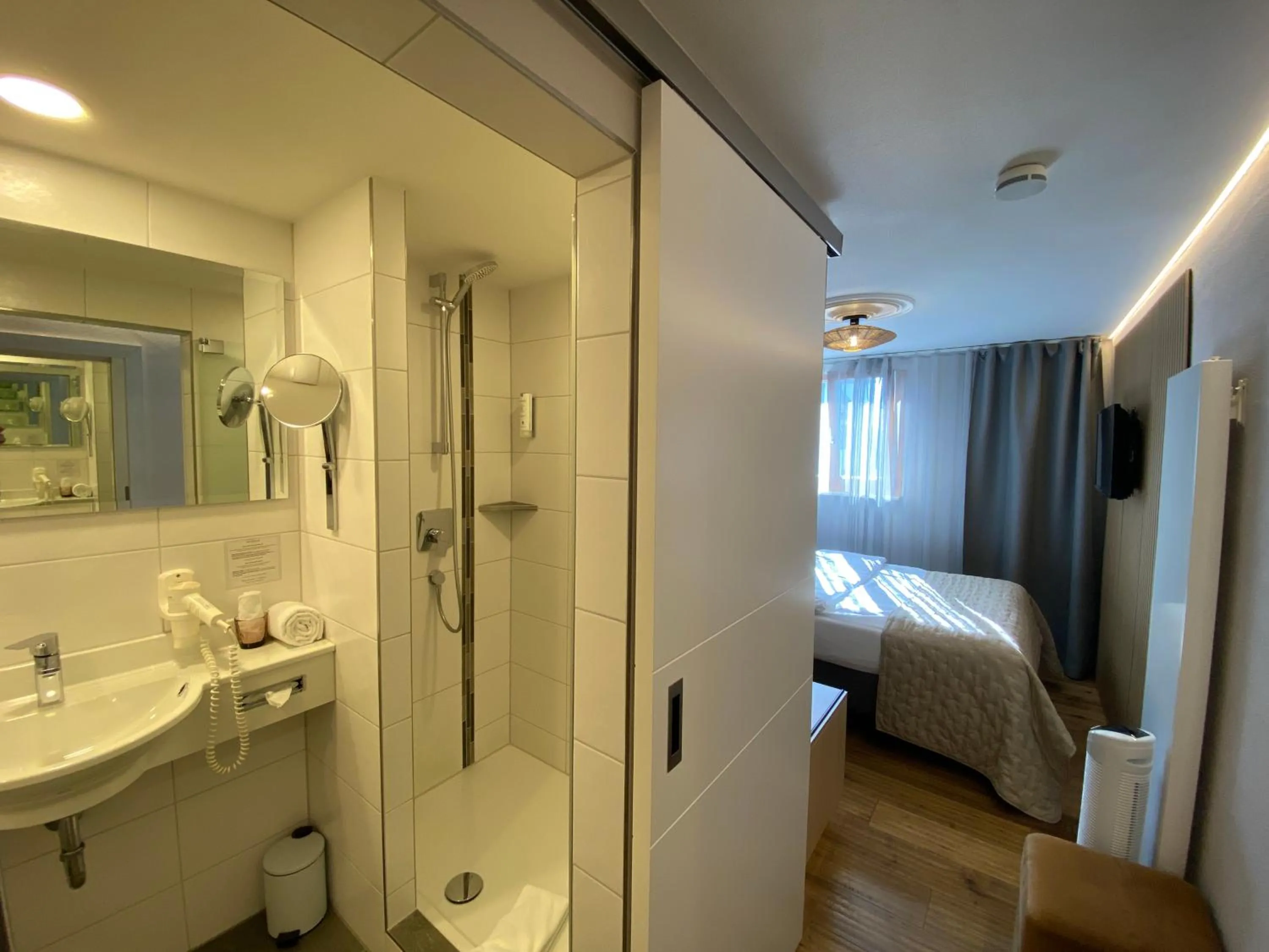 Bathroom, Bed in Boutique - Hotel Zum Schloss