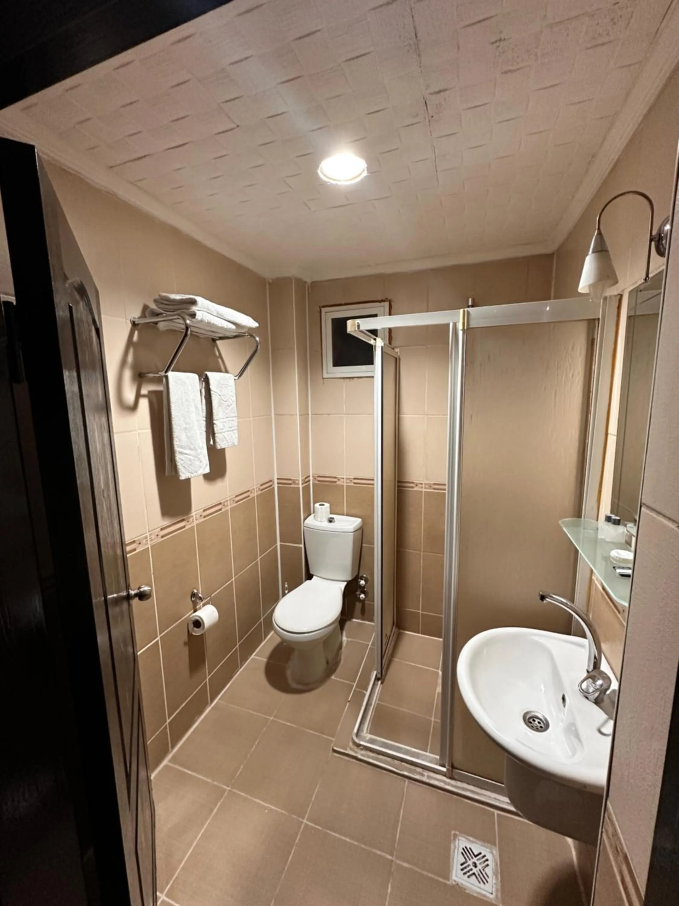 Shower in Minabir Otel