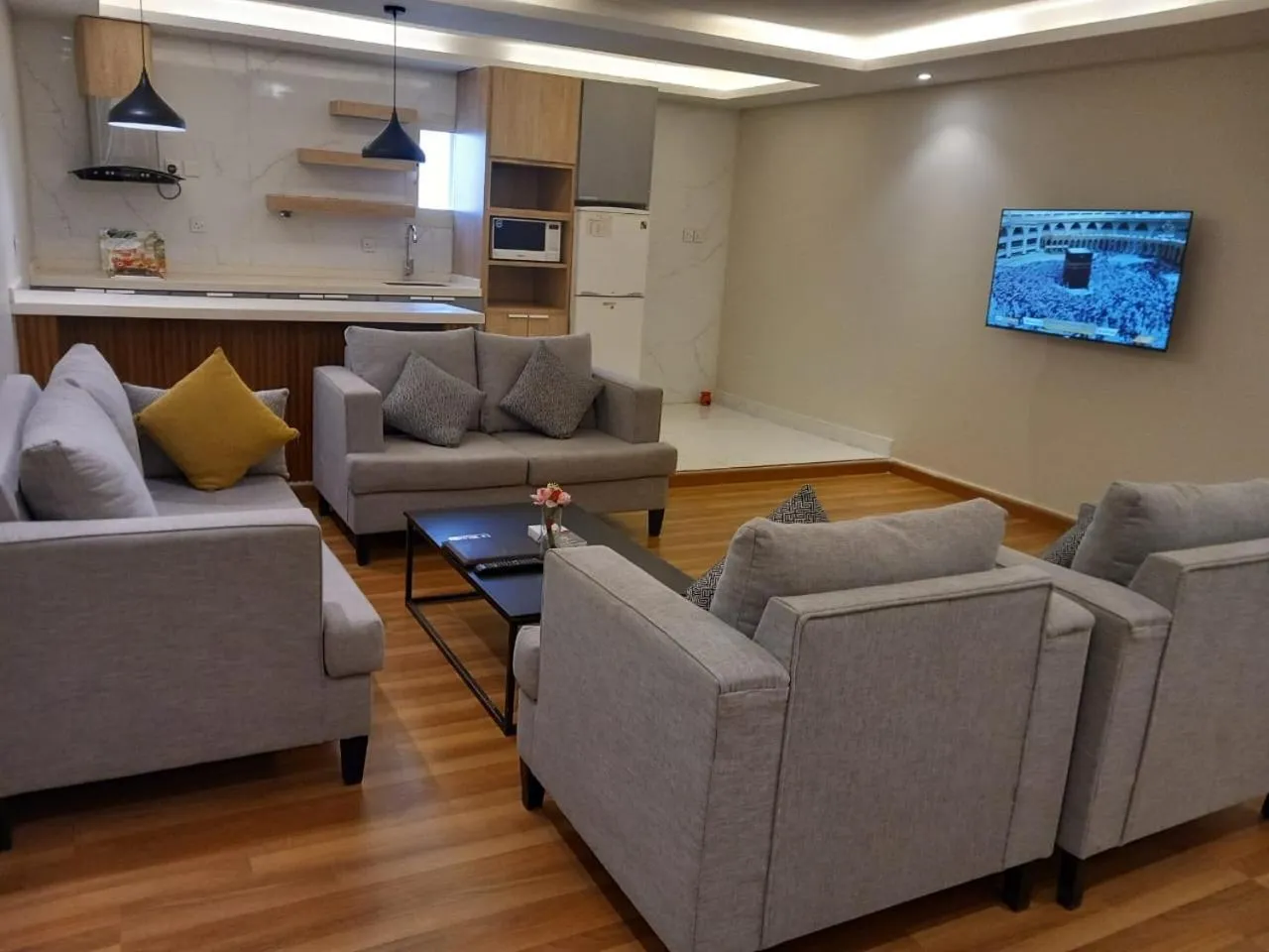 Communal lounge/ TV room in فيجن للشقق المخدومة ــ اقتصادي