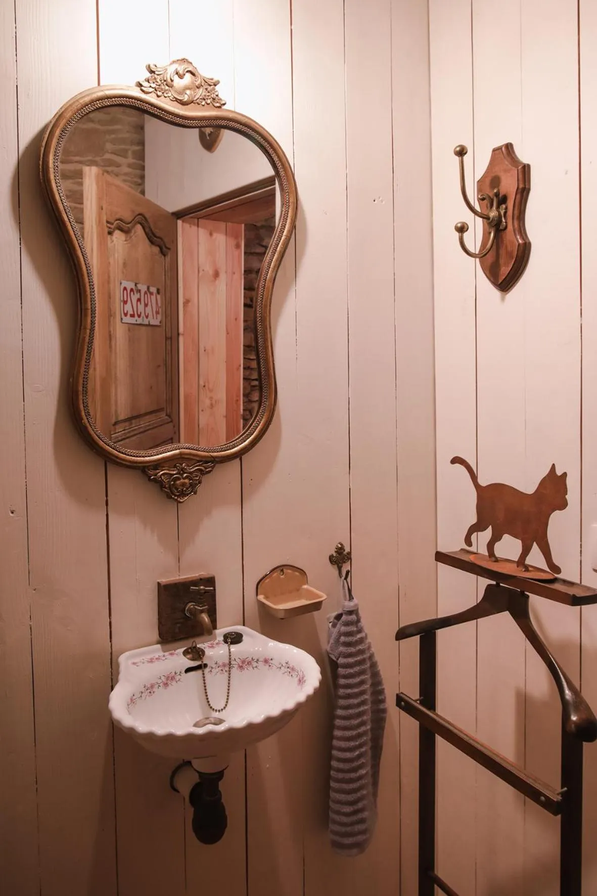 Bedroom in Les Chambres du Chat