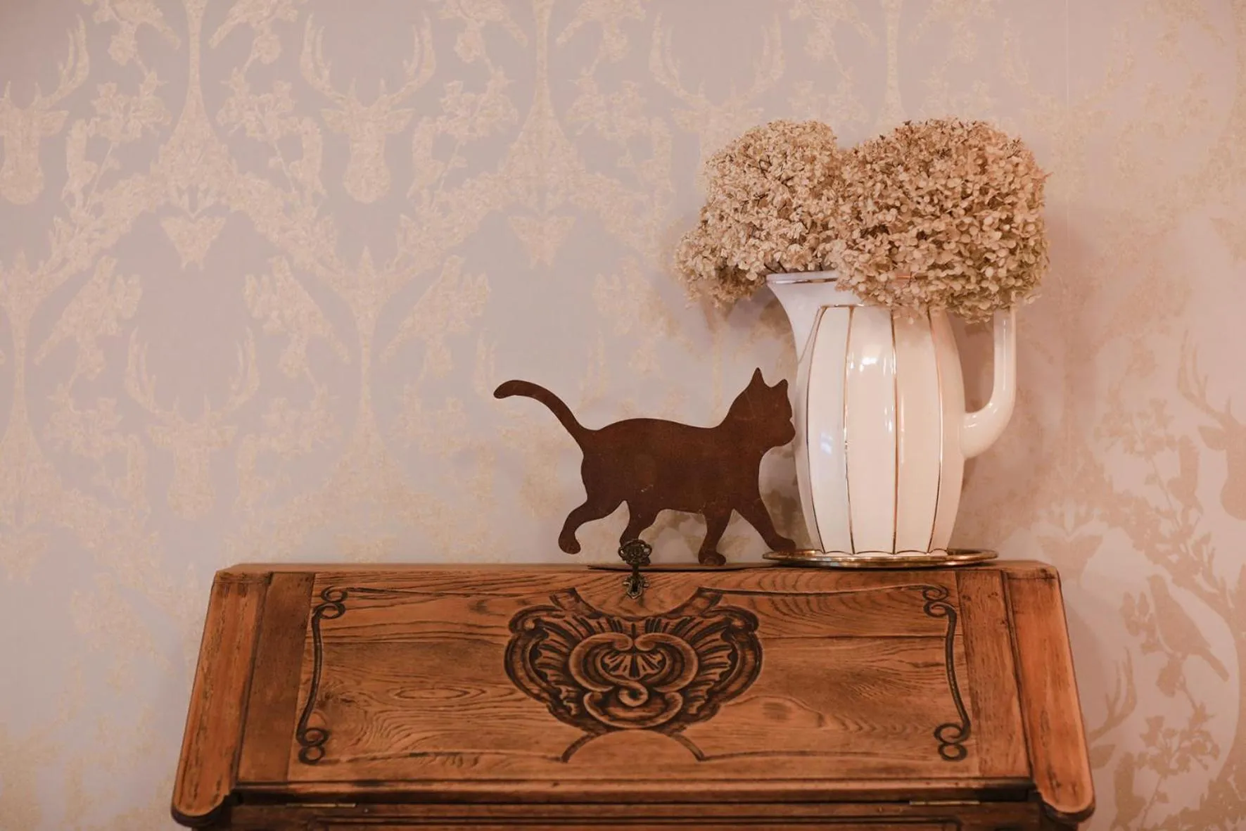 Decorative detail in Les Chambres du Chat