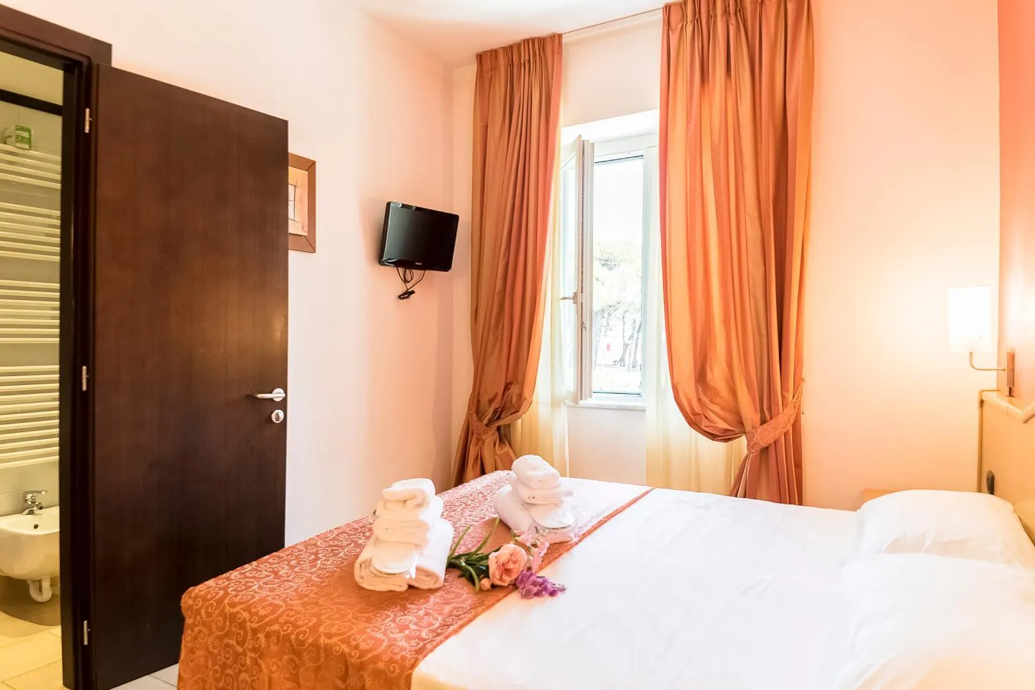 Bedroom, Bed in Hotel Tenda Rossa