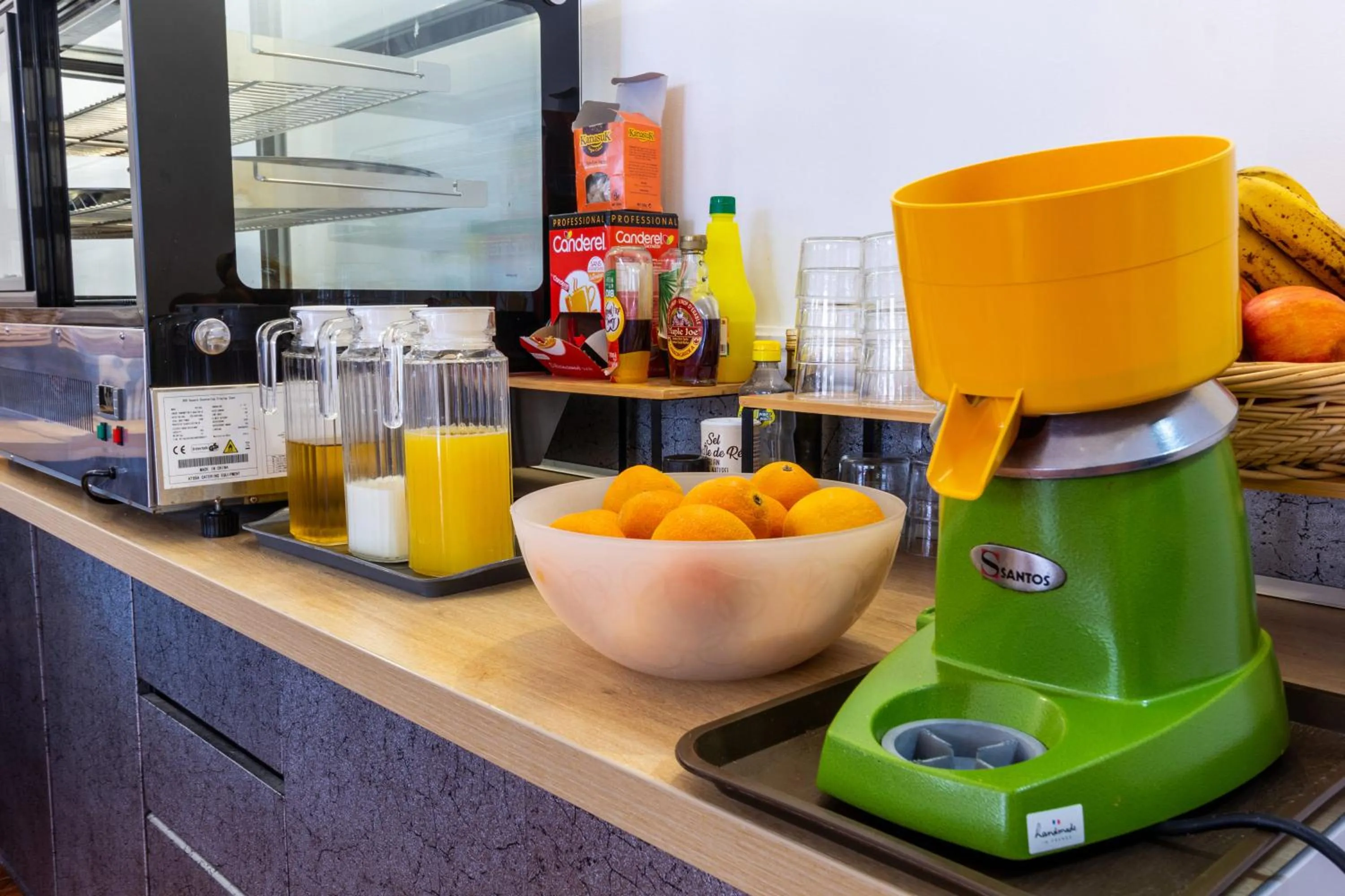 Coffee/tea facilities in Hôtel Notre Dame