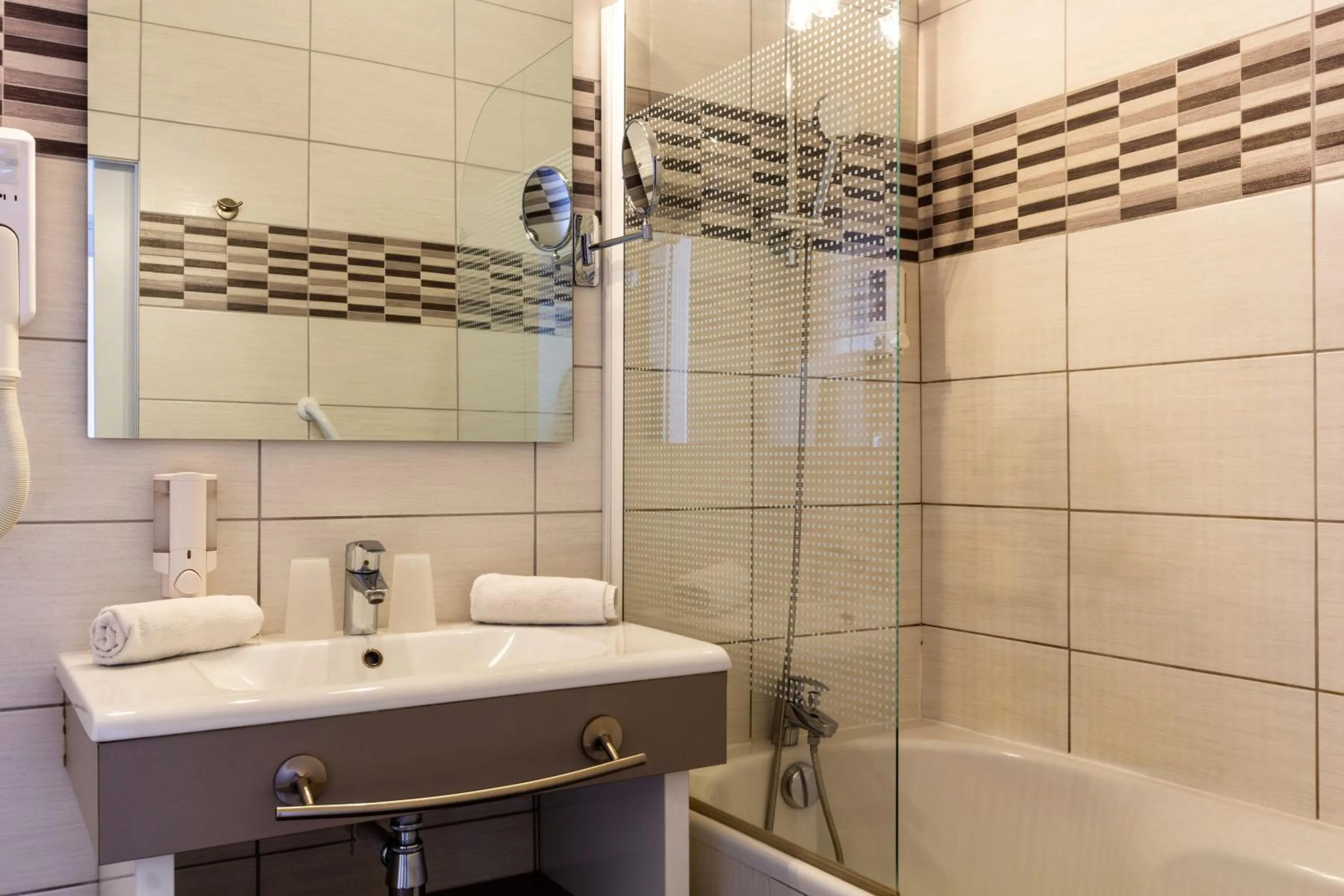 Shower in Hôtel Notre Dame