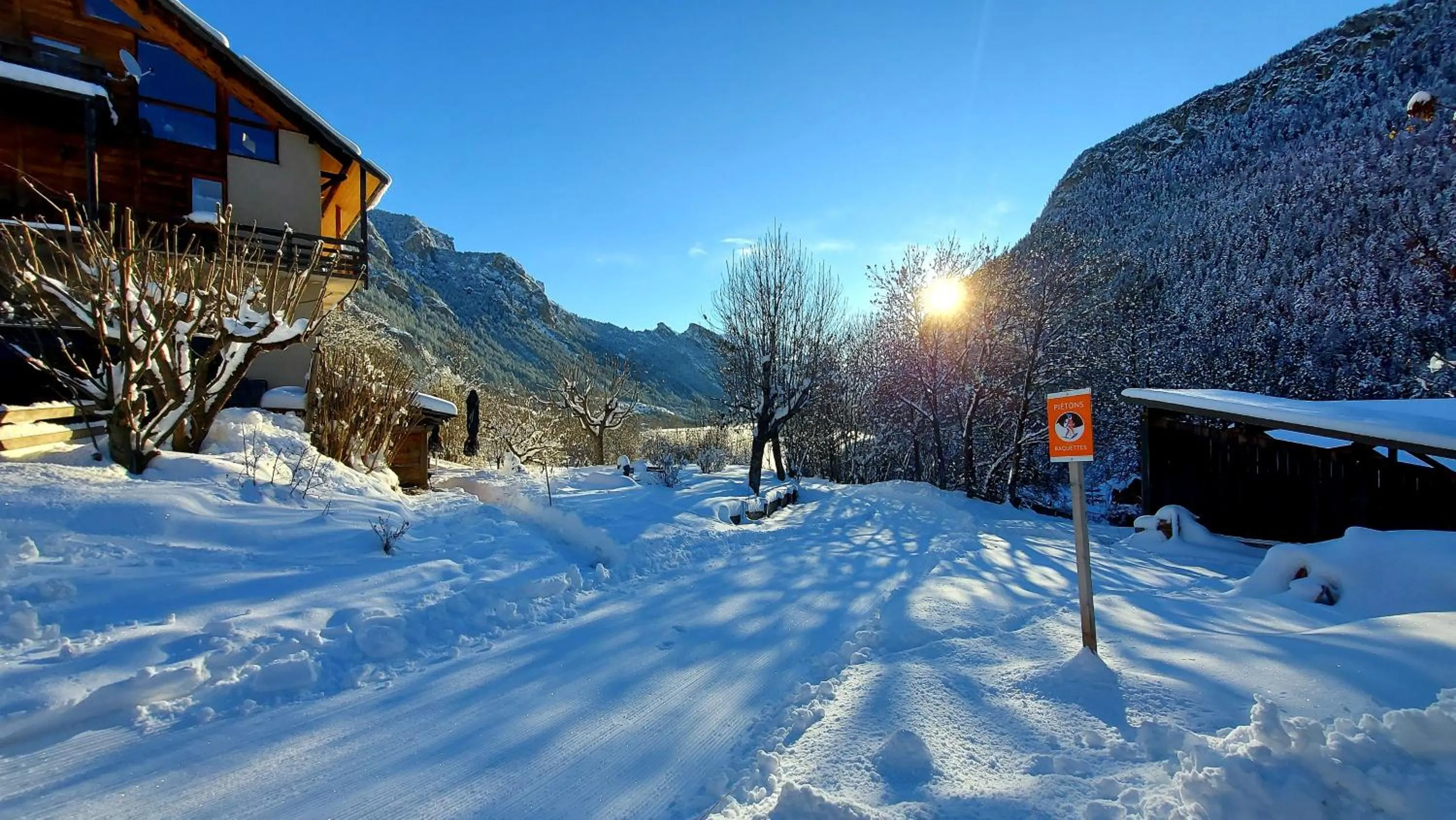 Property building in Hôtel Restaurant Gîtes Les 5 Saisons