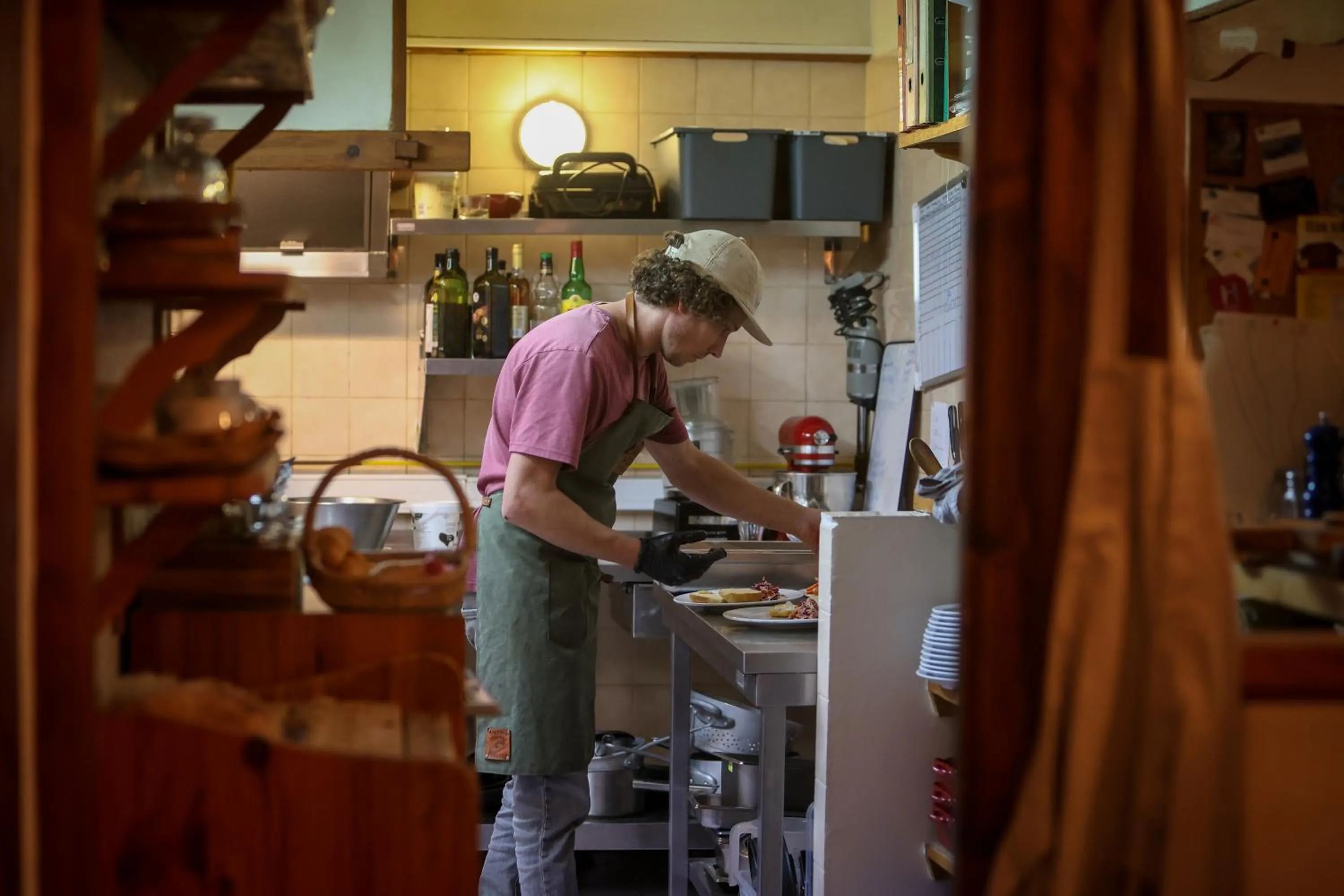 Staff in Hôtel Restaurant Gîtes Les 5 Saisons