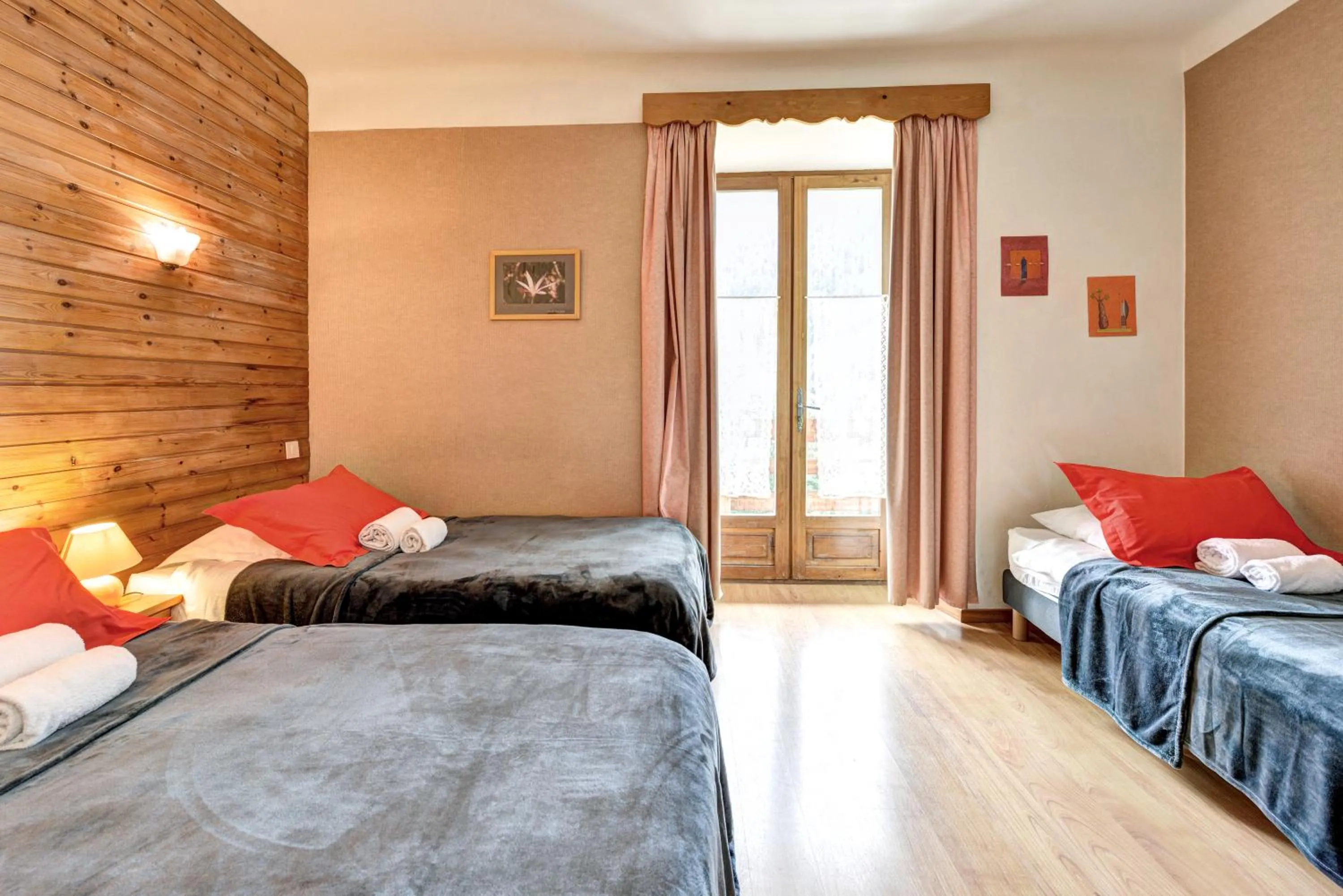 Bed in Hôtel Restaurant Gîtes Les 5 Saisons