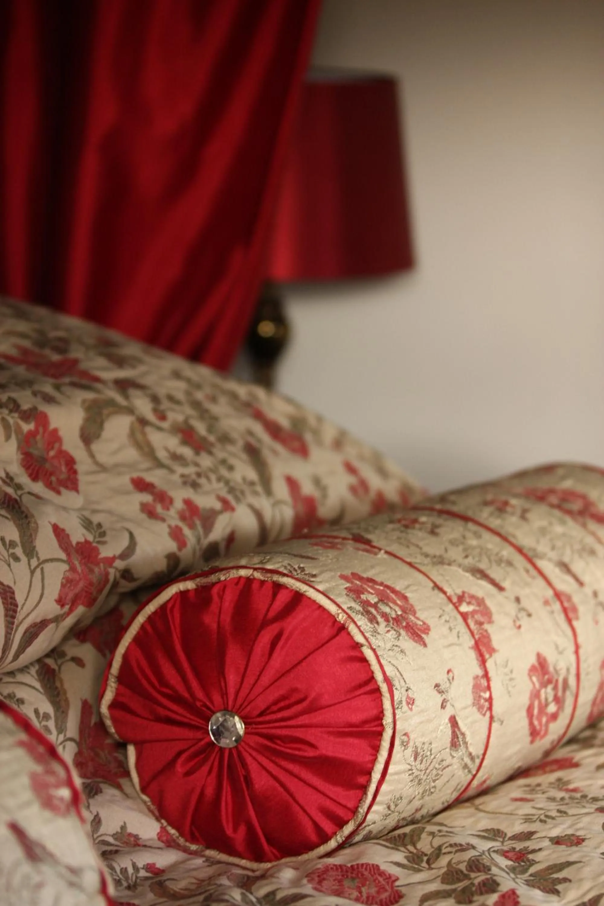 Bed in The Oxenham Arms Hotel Devon