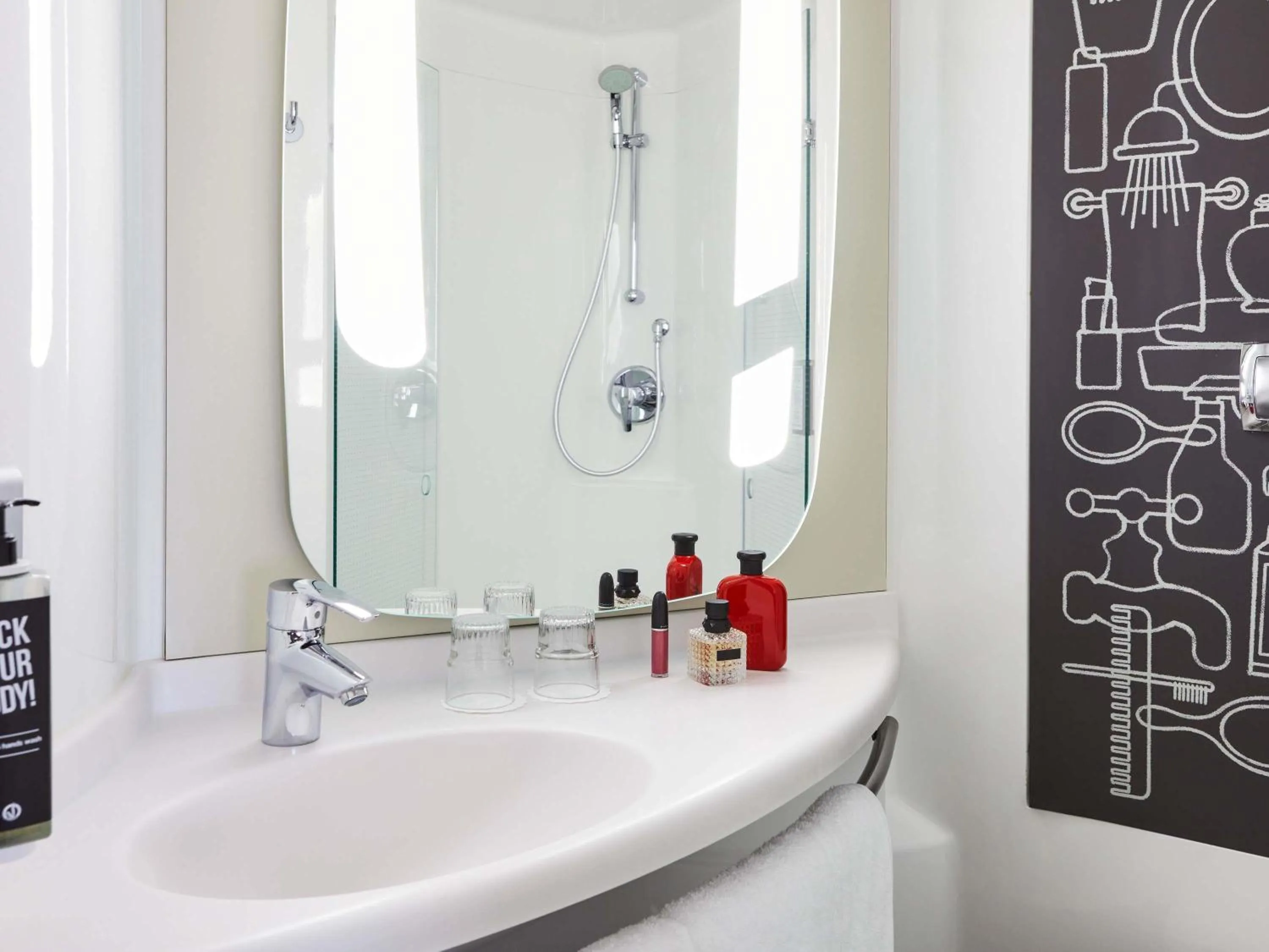 Bedroom in ibis Birmingham Airport Terminal Building - NEC