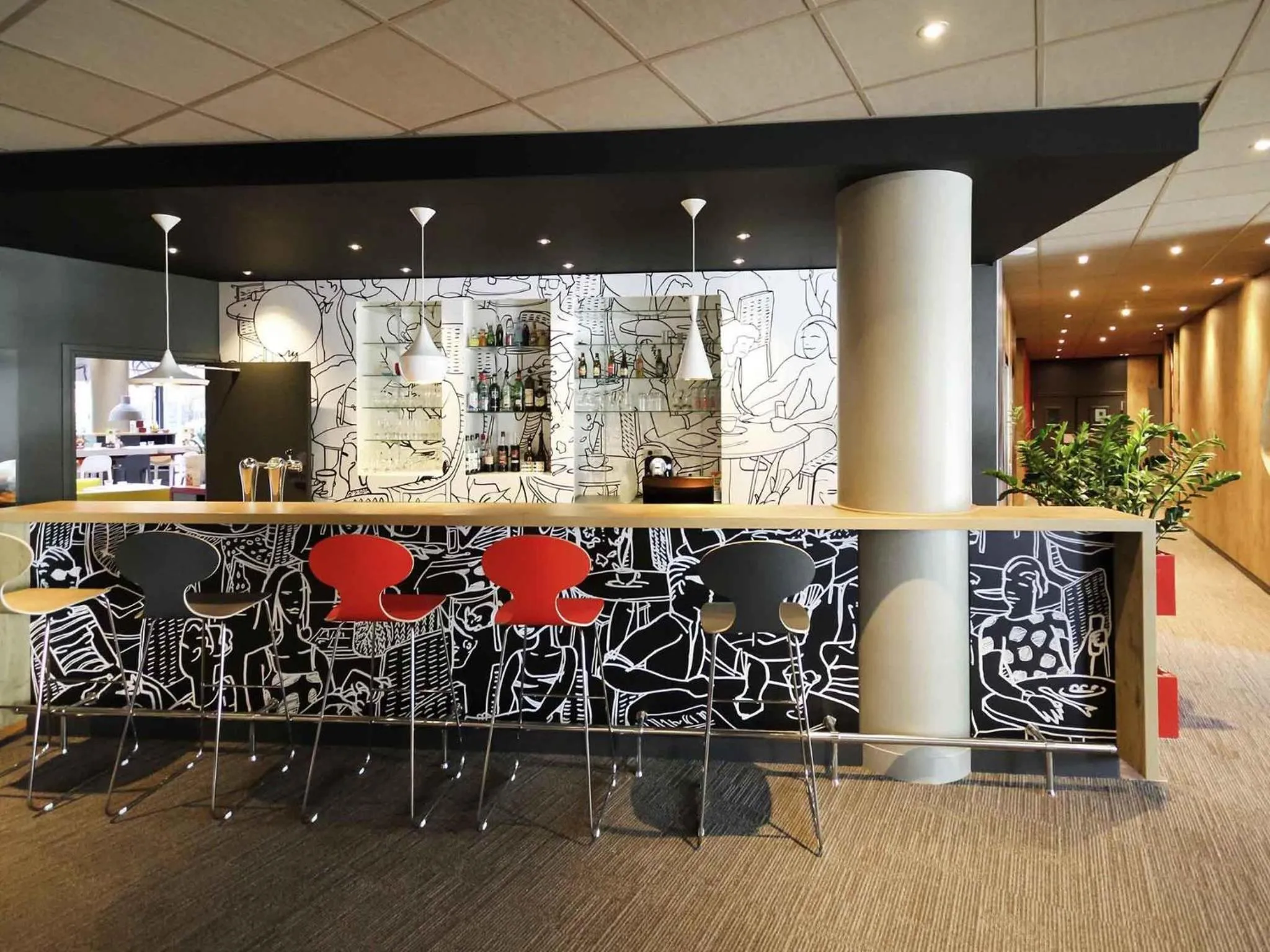 Lounge or bar in Ibis Marne la Vallée Noisy