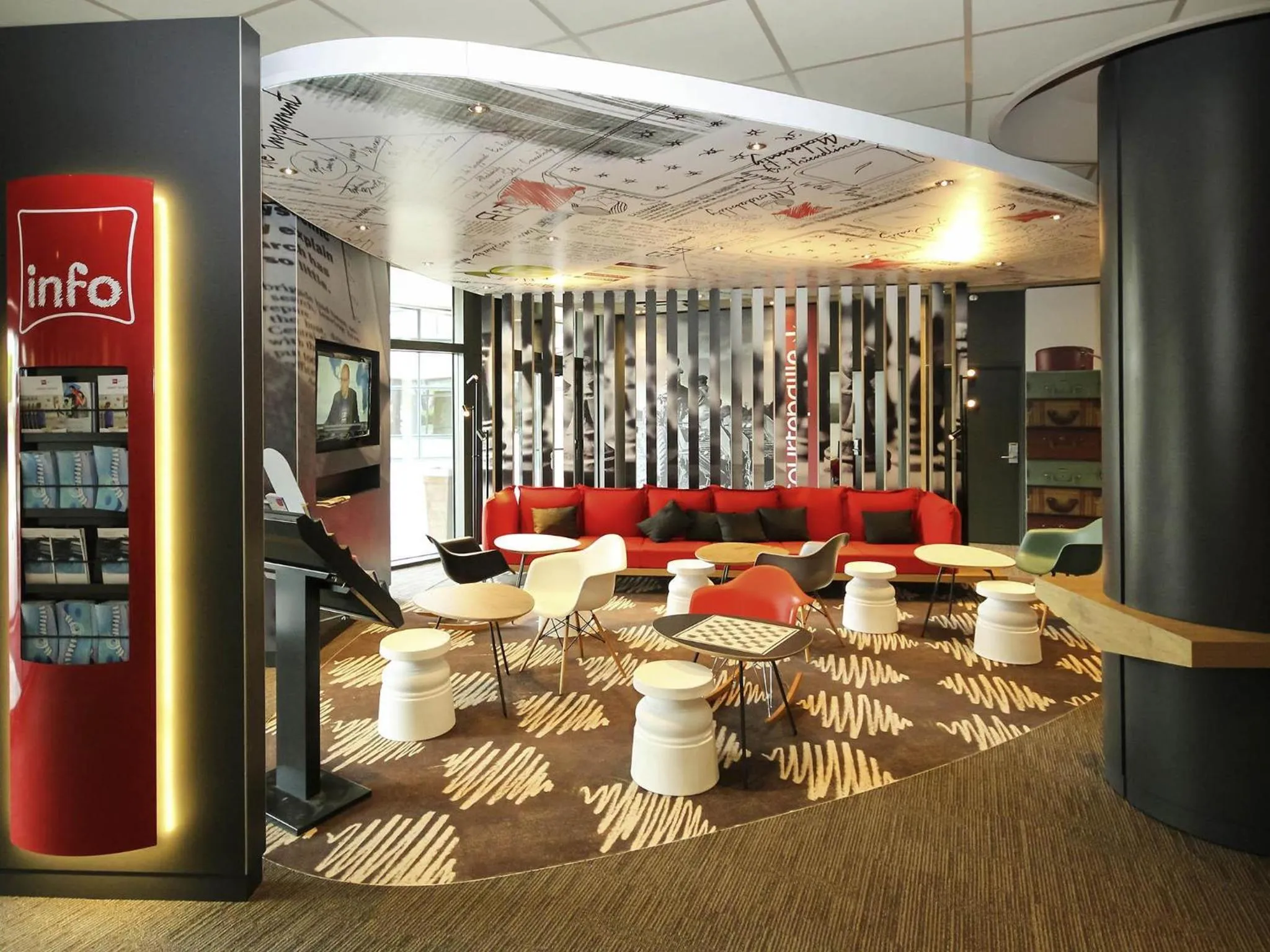 Lounge or bar in Ibis Marne la Vallée Noisy