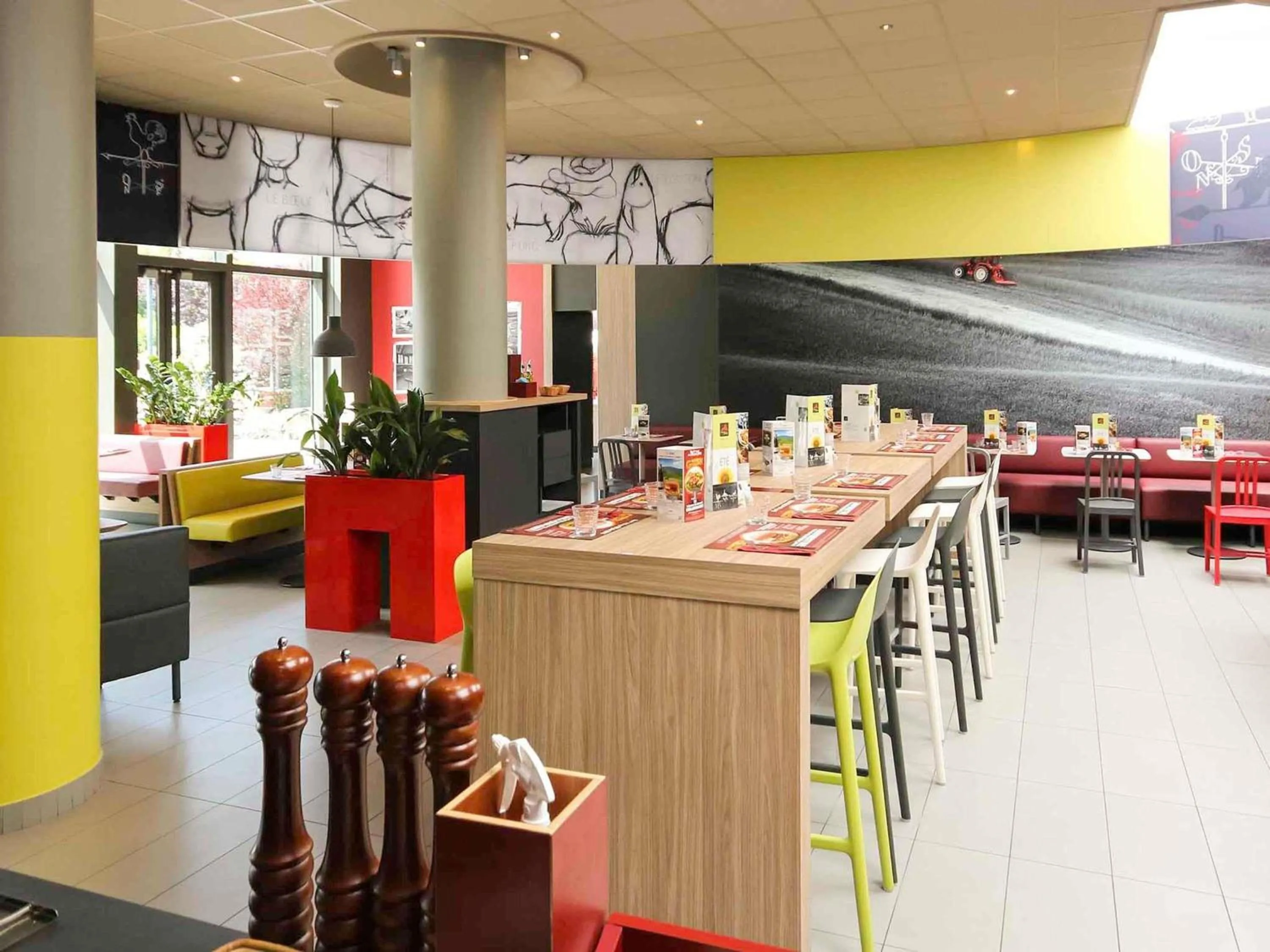 Restaurant/places to eat in Ibis Marne la Vallée Noisy