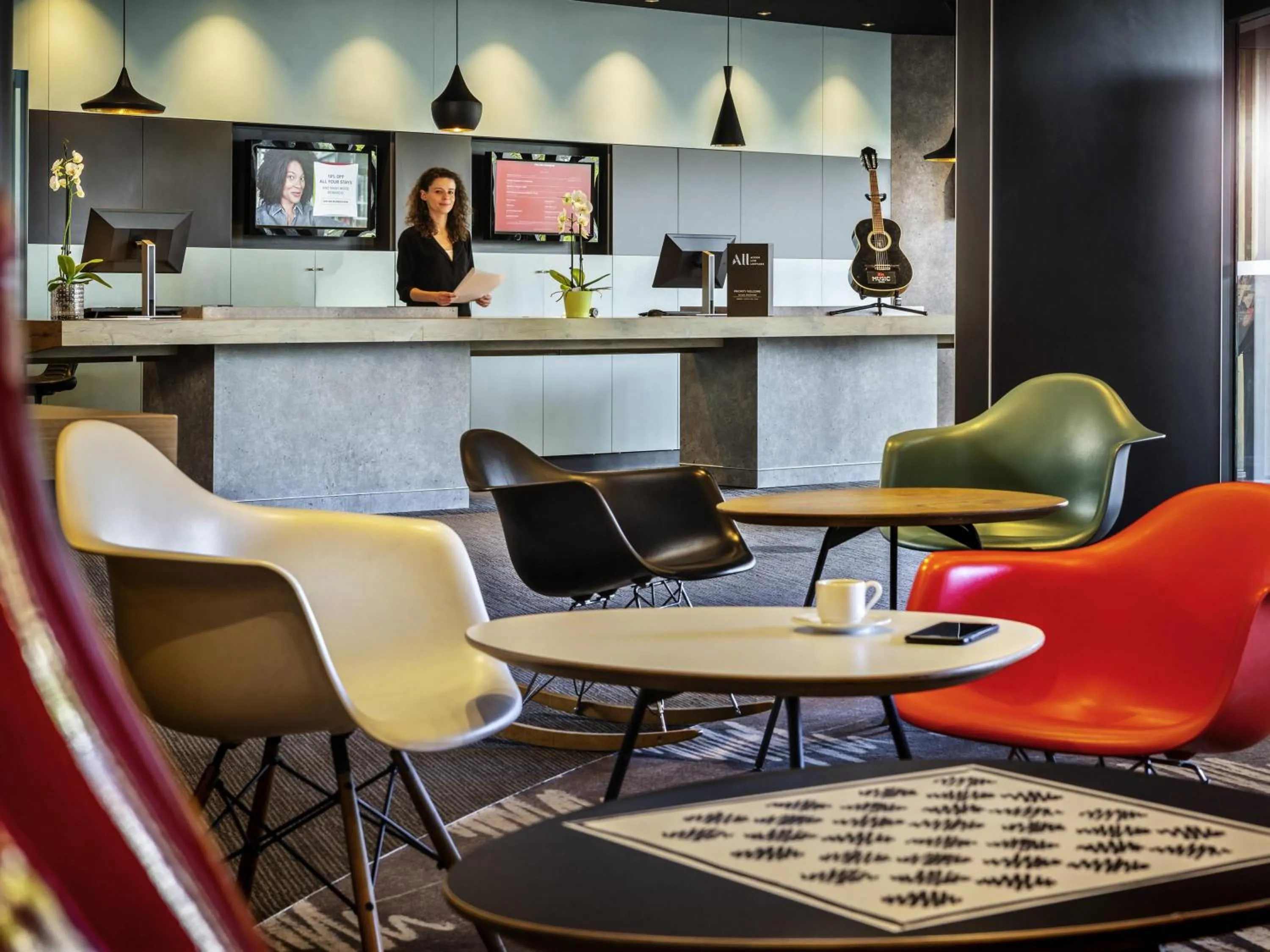 Lounge or bar in Ibis Marne la Vallée Noisy