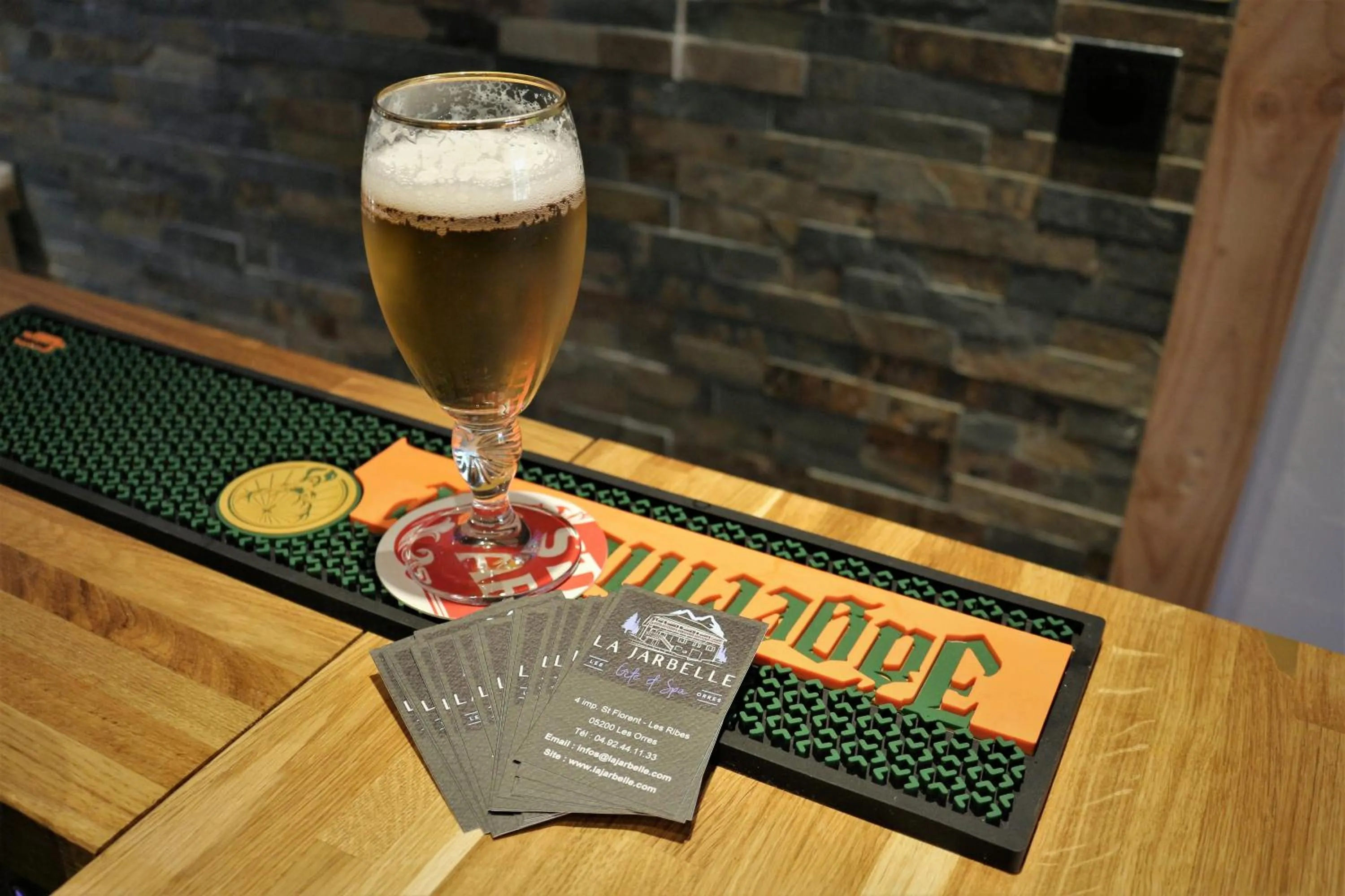 Lounge or bar in LA JARBELLE - Gîte et Spa