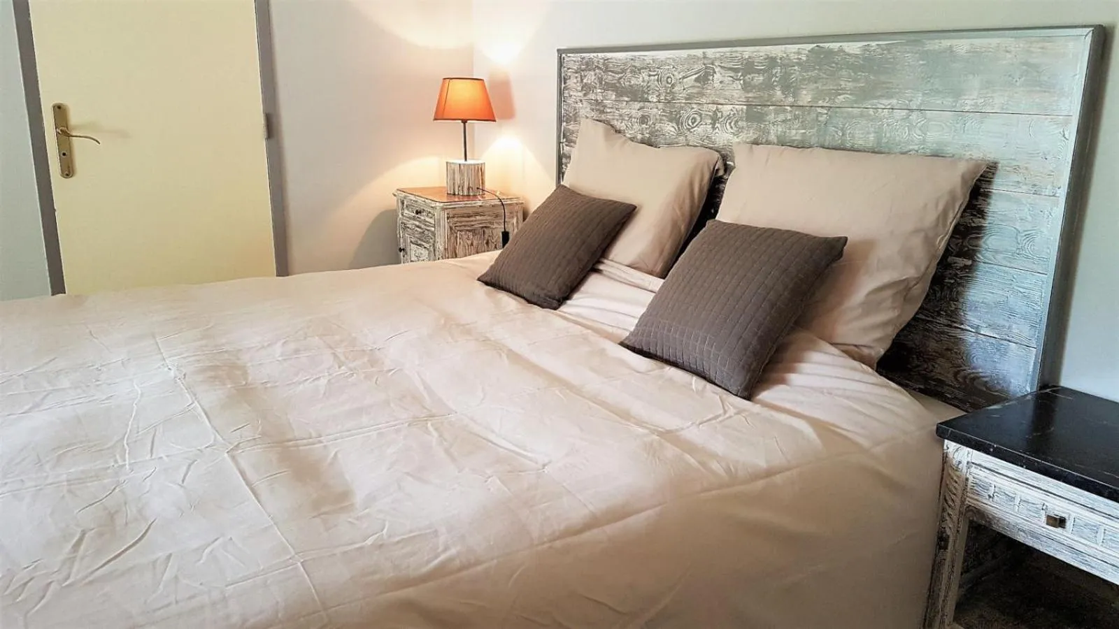 Shower, Bed in LA JARBELLE - Gîte et Spa