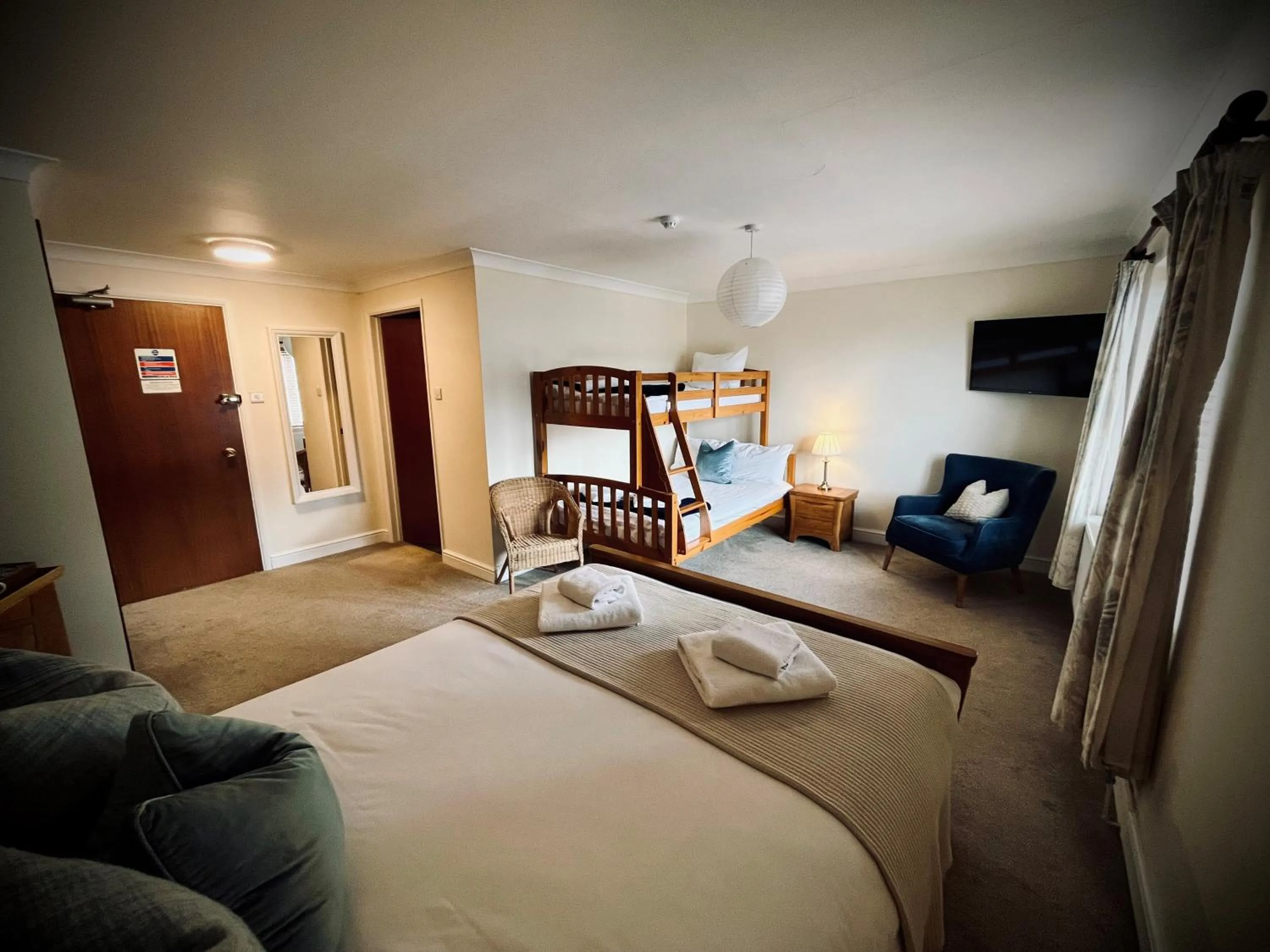 Family, Bed in The Crown Inn