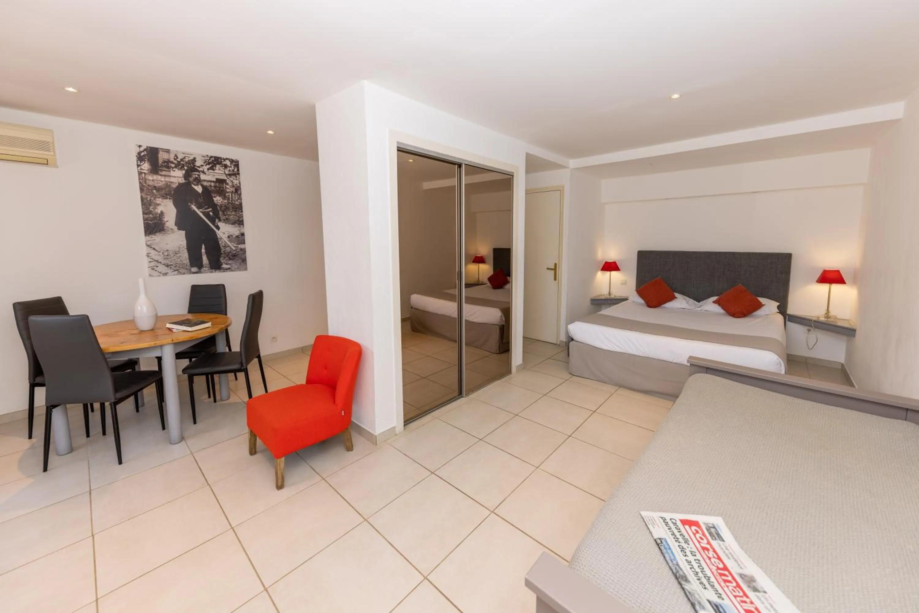 Living room, Bed in Hôtel Casa Rossa & Spa