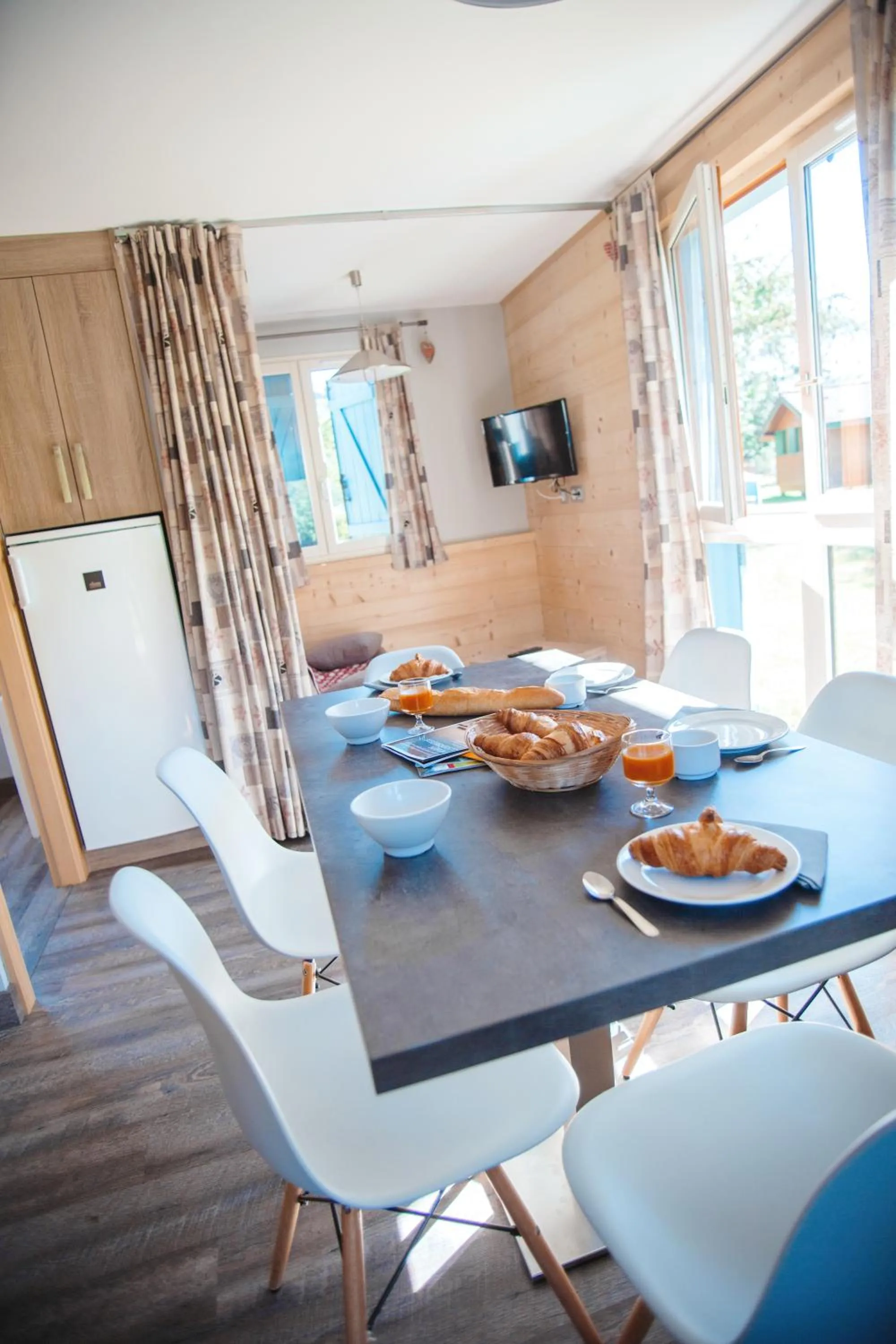 Dining area in Camping Base de Loisirs du Lac de la Moselotte
