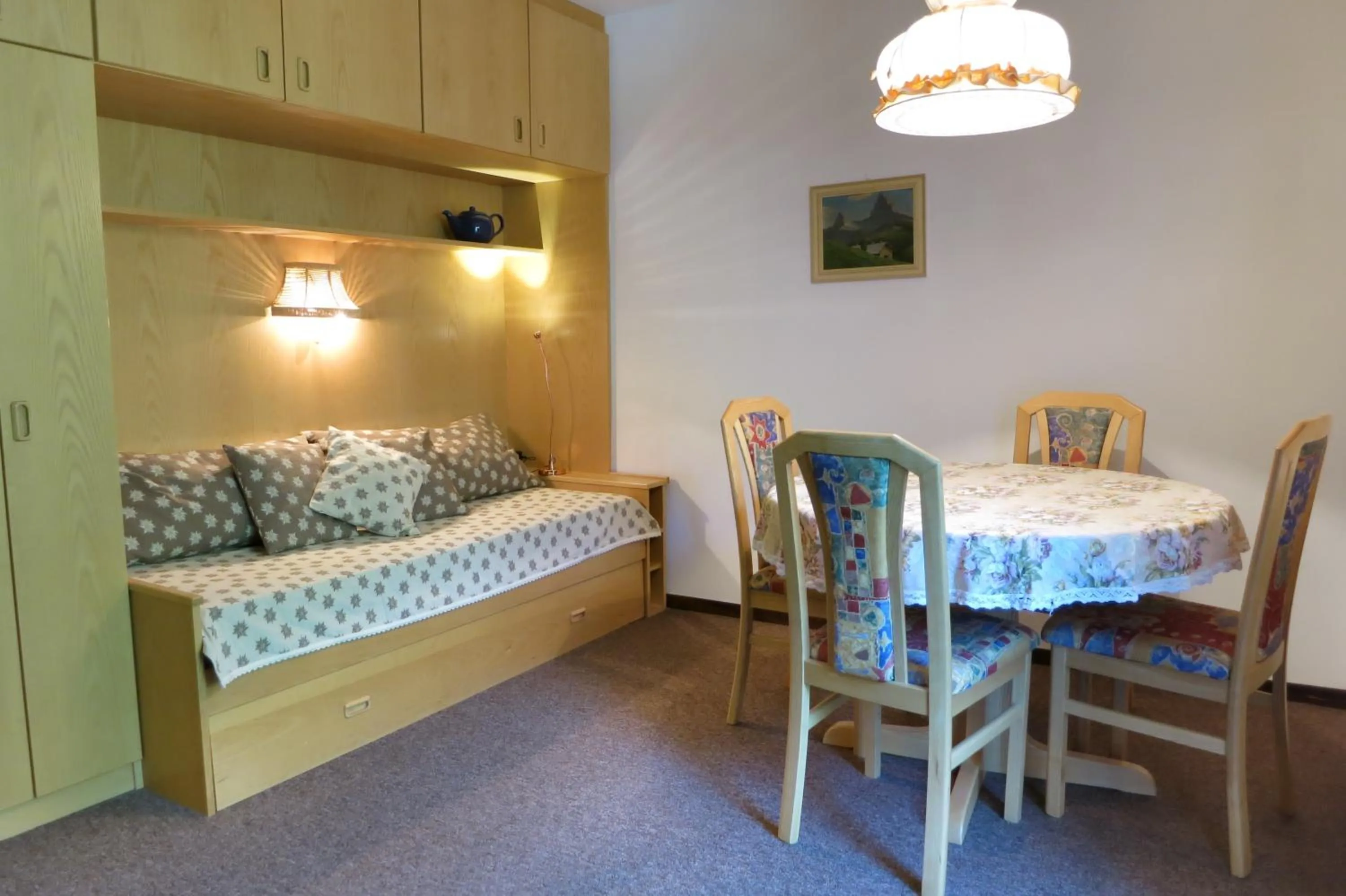 Dining area, Bed in Residence Chris Appart