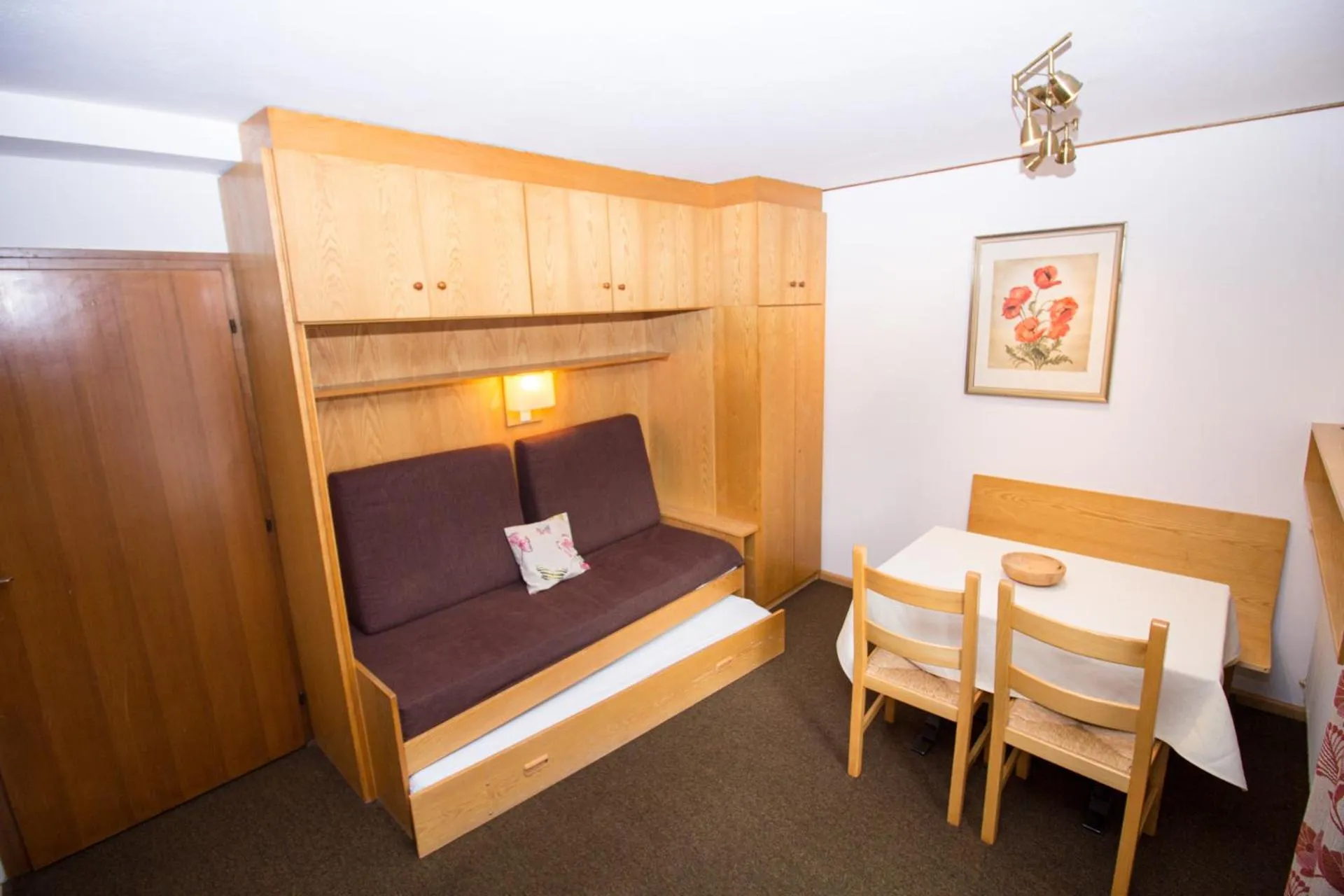 Dining area, Bed in Residence Chris Appart