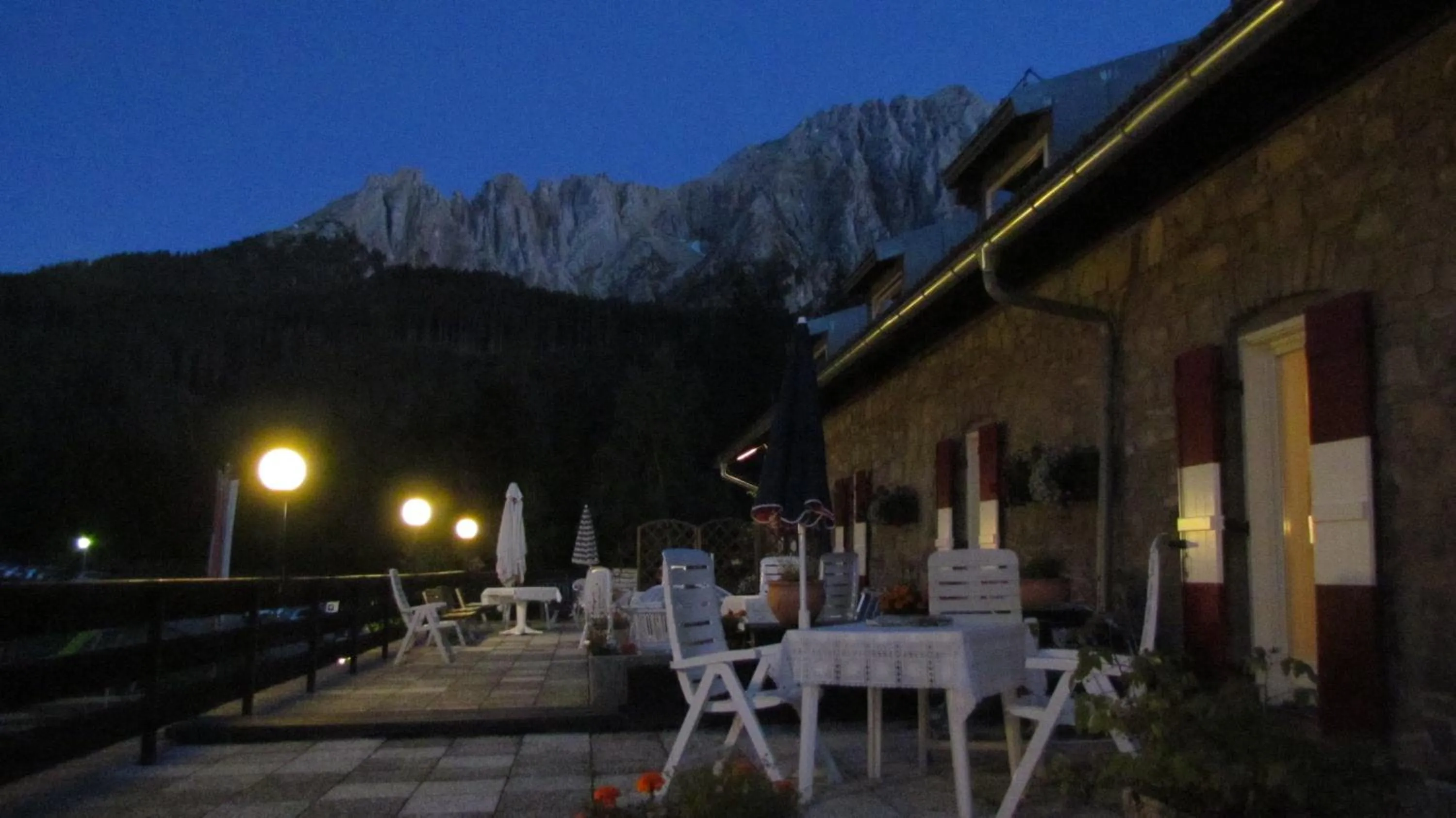 Night in Residence Chris Appart