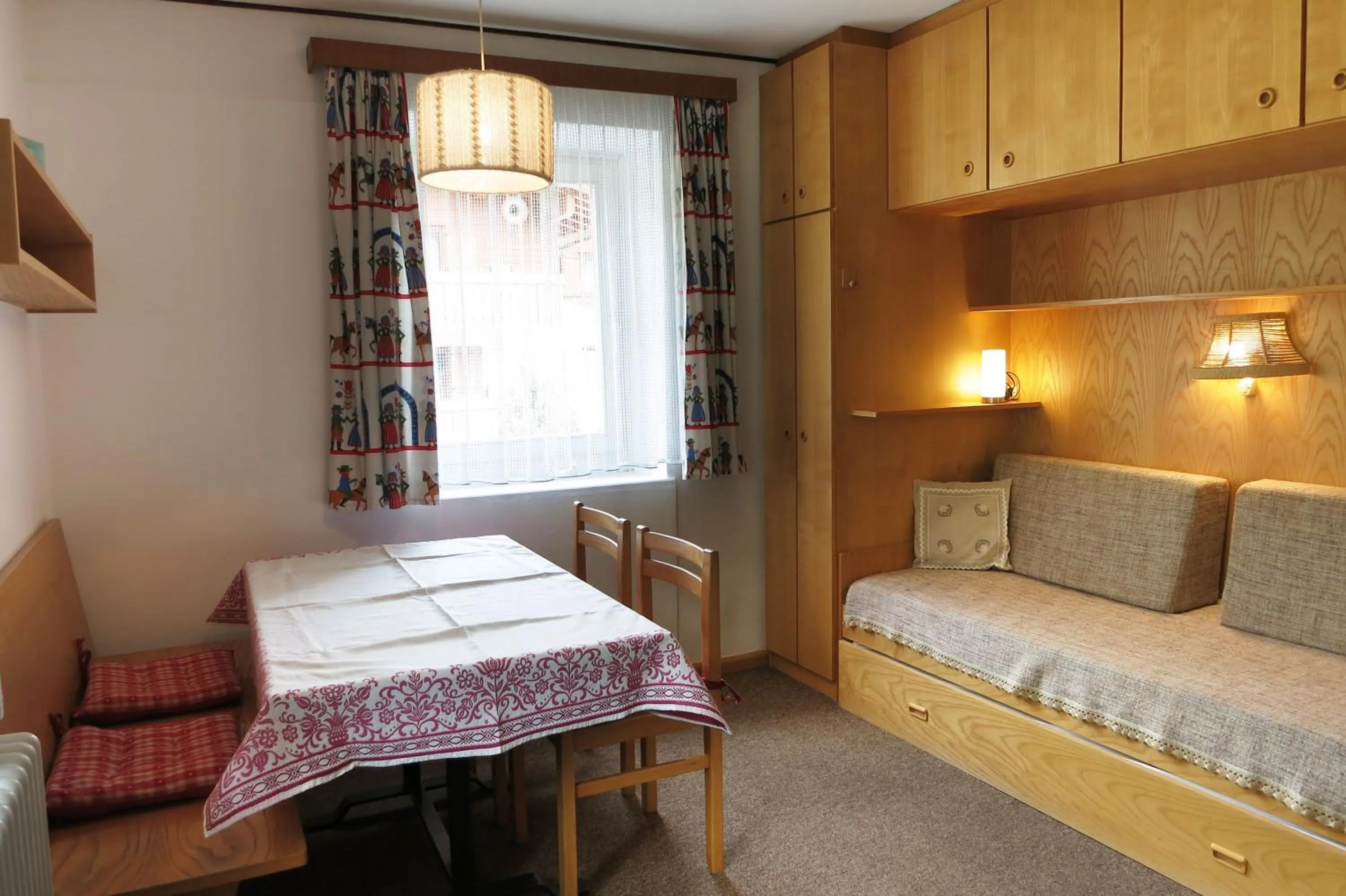 Dining area, Bed in Residence Chris Appart
