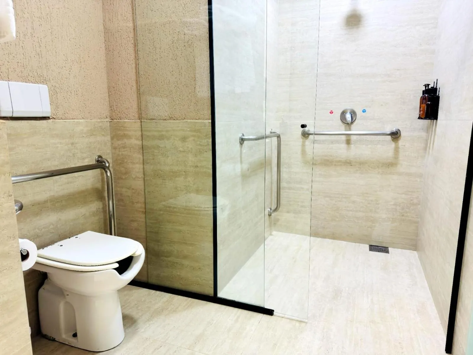 Toilet in Hotel Girassol Plaza