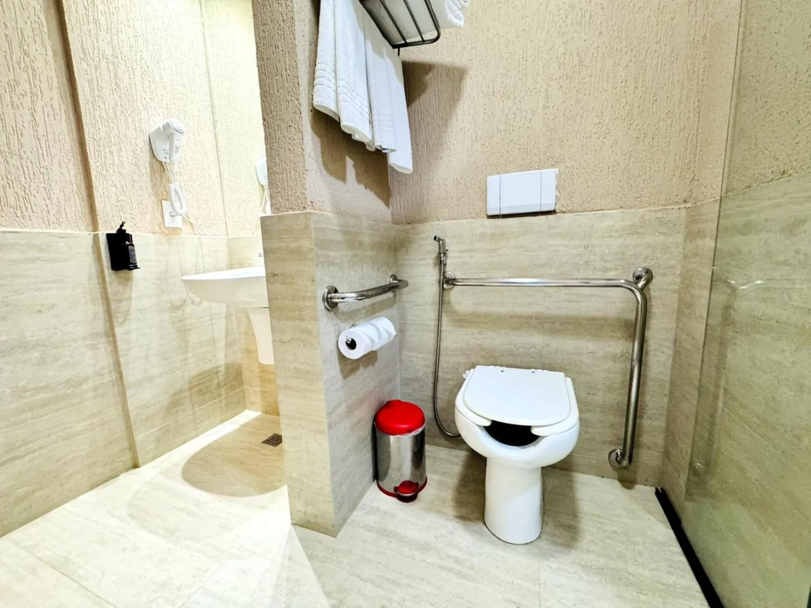 Toilet in Hotel Girassol Plaza